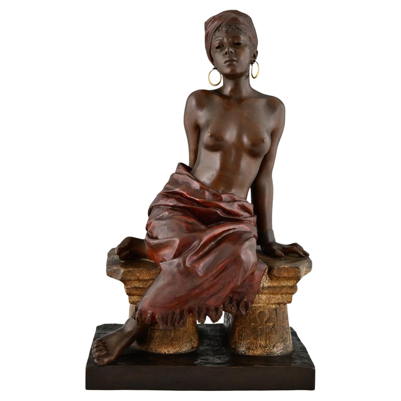 Sculpture Art nouveau représentant une jeune esclave nue assise par Emmanuel Villanis, France, 1900.