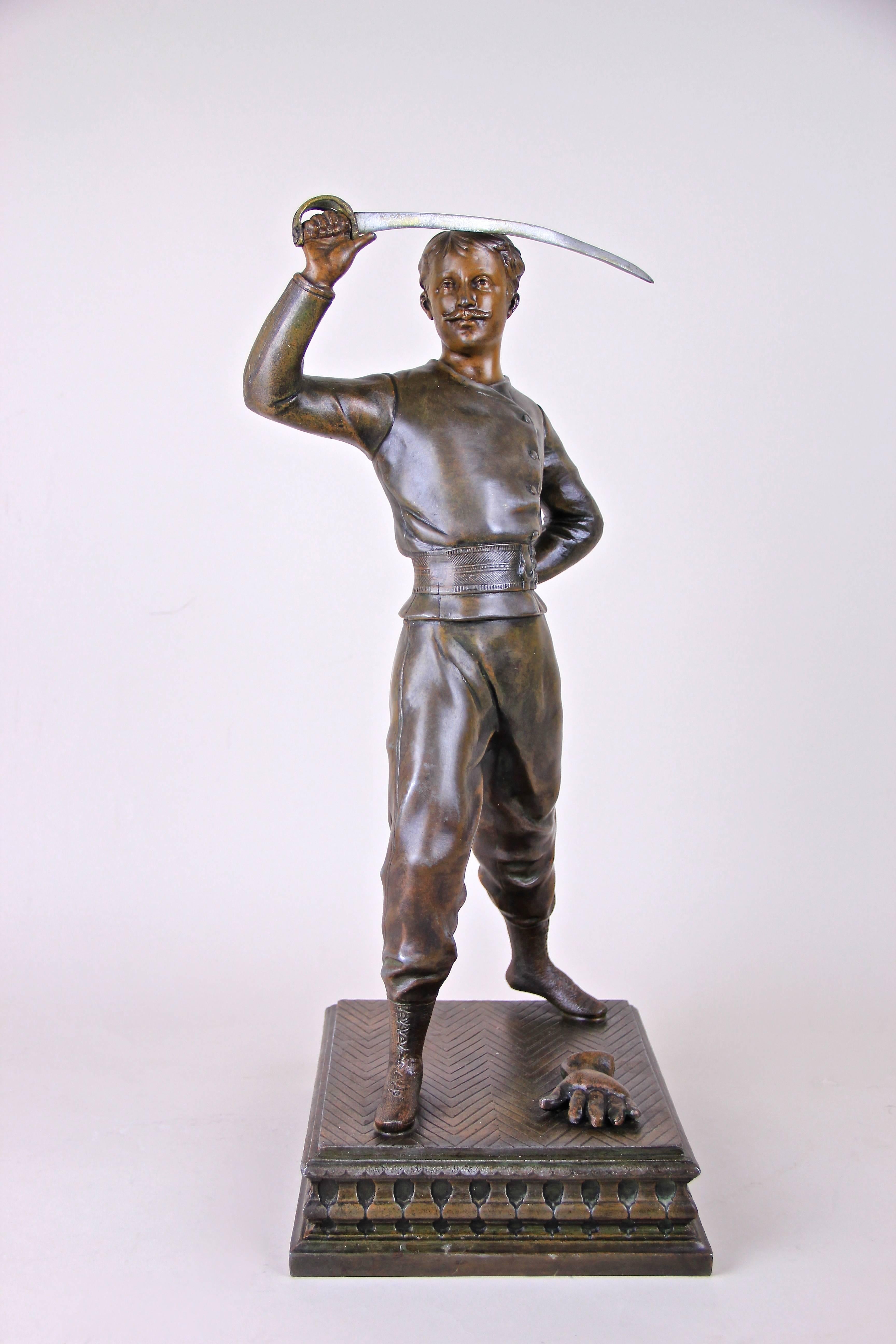 Prächtige Jugendstilskulptur aus Frankreich, um 1900, die einen Schwertkämpfer zeigt, der seinen Säbel hochhält. Diese große Zinnguss-Skulptur ist sehr detailliert gearbeitet und trägt eine unbekannte seitliche Signatur auf dem Sockel. Eine sehr