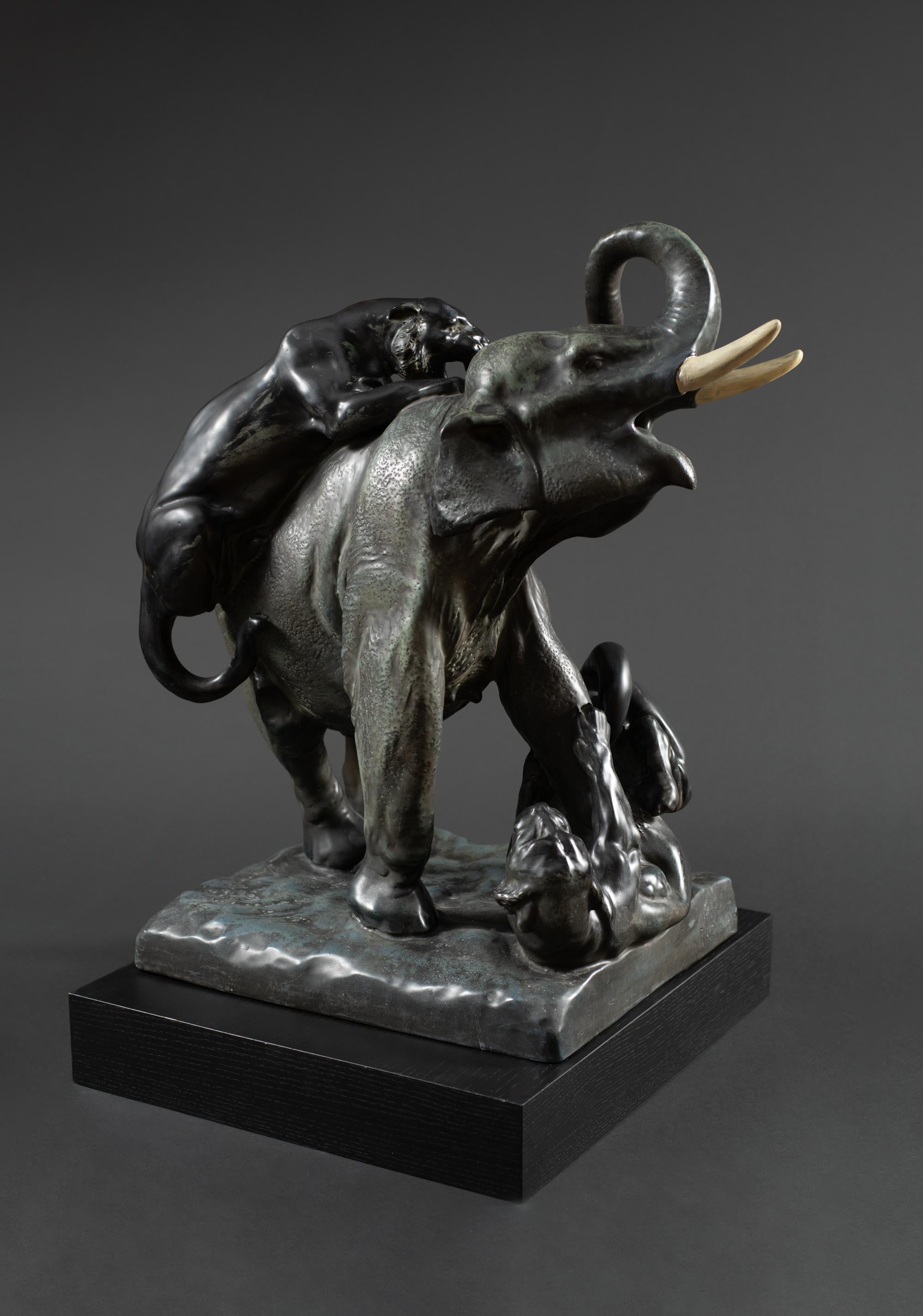 Sculpture Art Nouveau « The Invincable » d'Arthur Strasser pour RStK Amphora en vente 5
