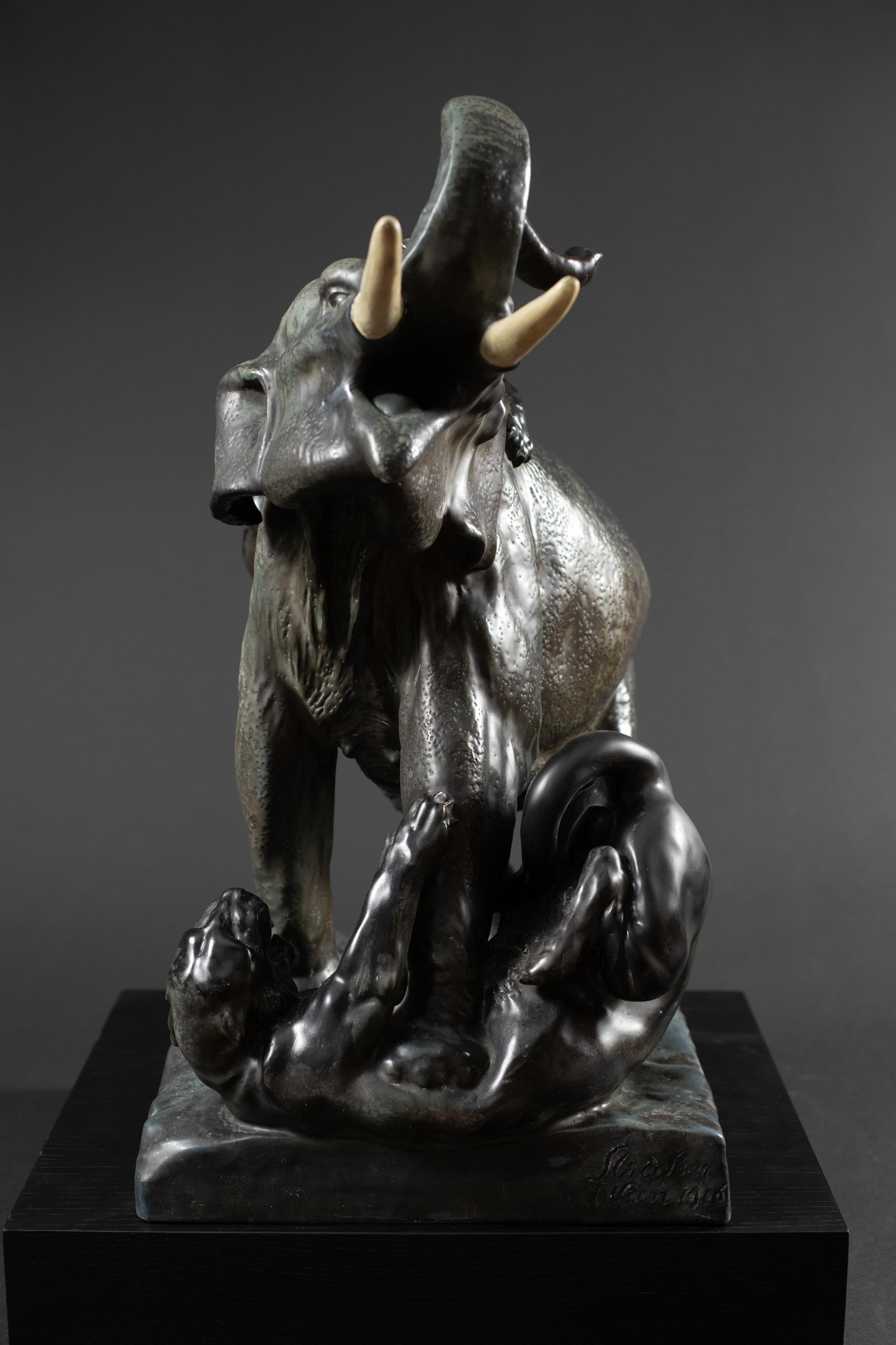 Sculpture Art Nouveau « The Invincable » d'Arthur Strasser pour RStK Amphora en vente 7