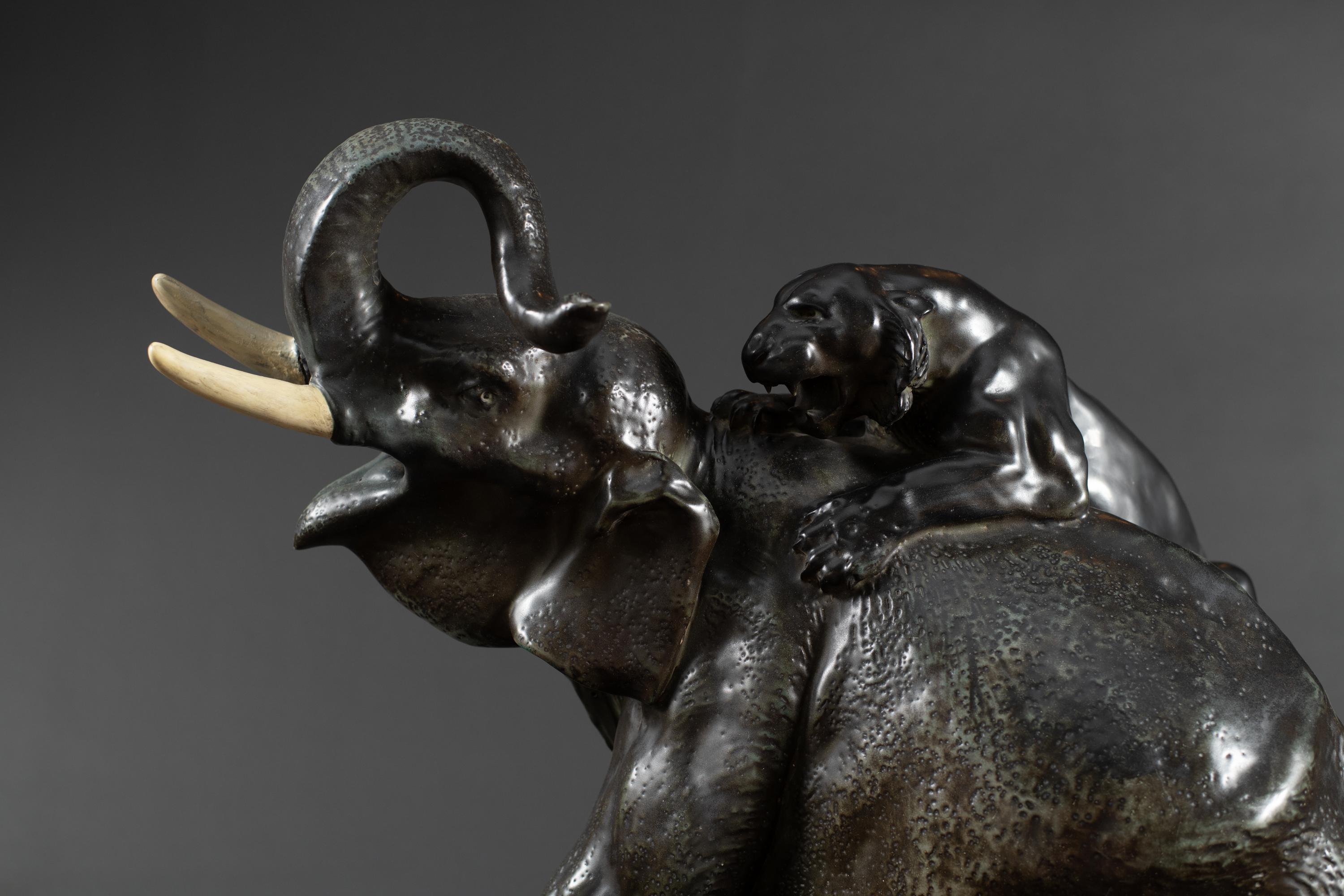 Art nouveau Sculpture Art Nouveau « The Invincable » d'Arthur Strasser pour RStK Amphora en vente