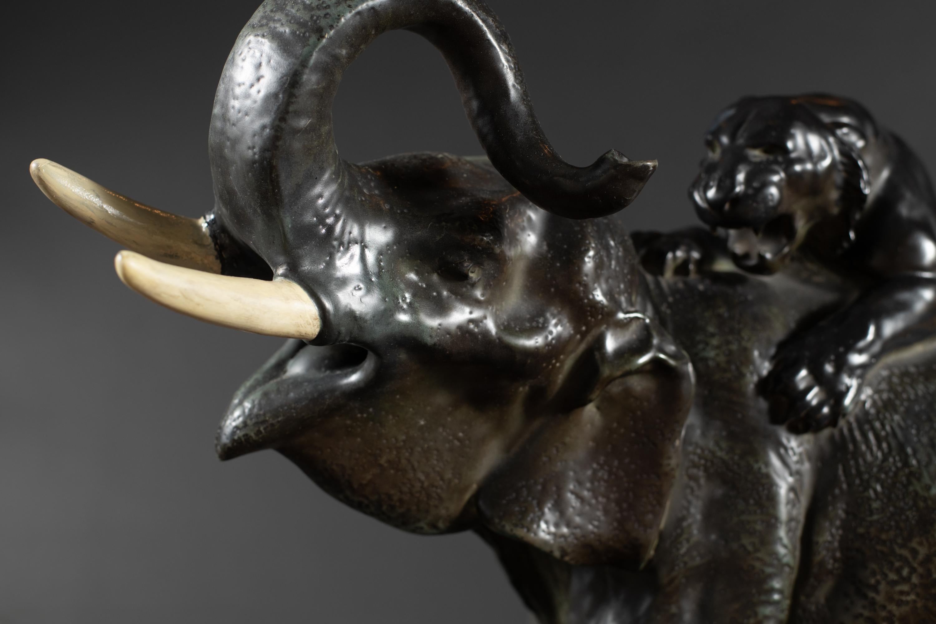 Autrichien Sculpture Art Nouveau « The Invincable » d'Arthur Strasser pour RStK Amphora en vente