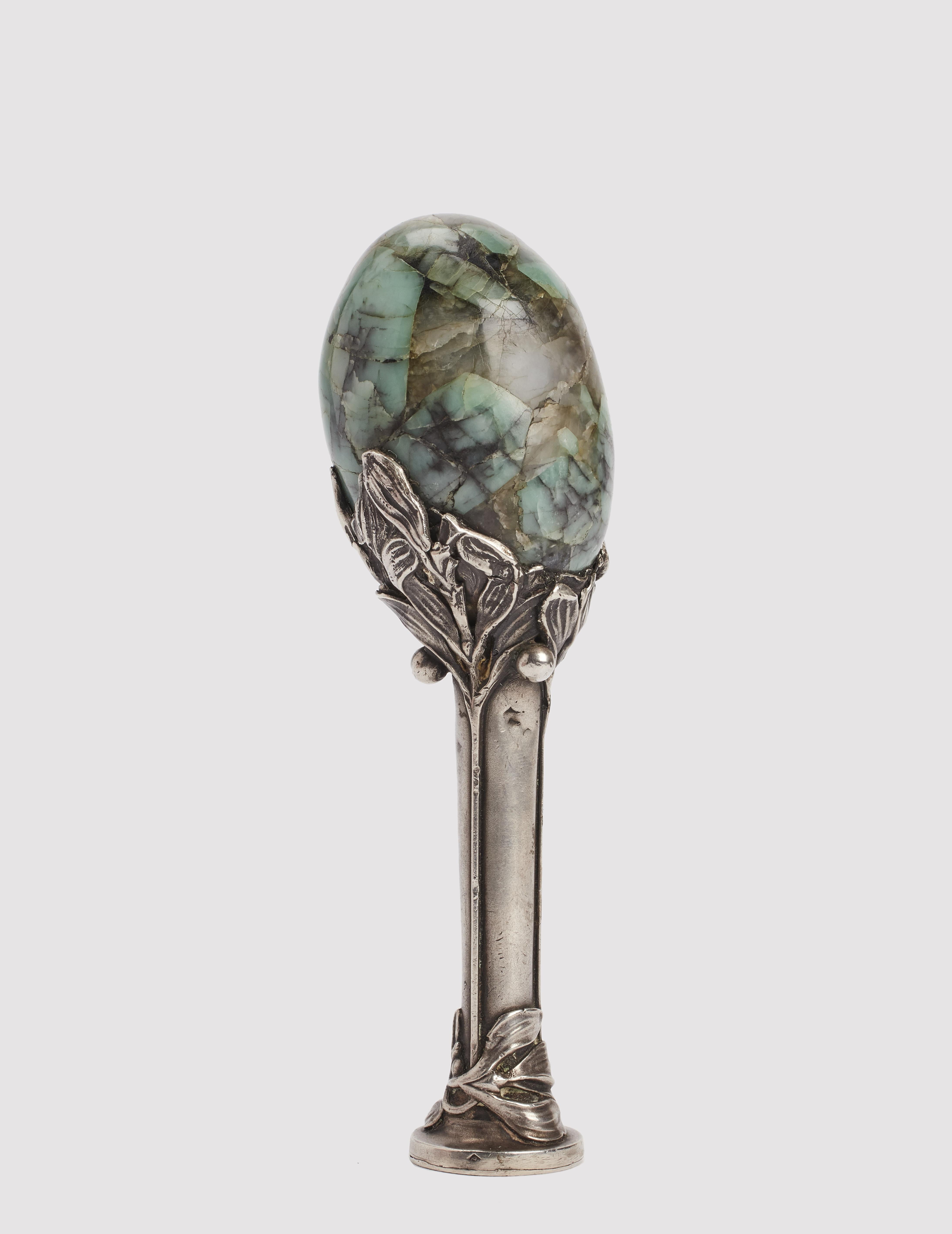 Sigillo in stile Art Nouveau realizzato in argento e raffigurante un vischio. Matrix con monogramma inciso. Il manico è fatto di pietra dura. Francia, 1900. 