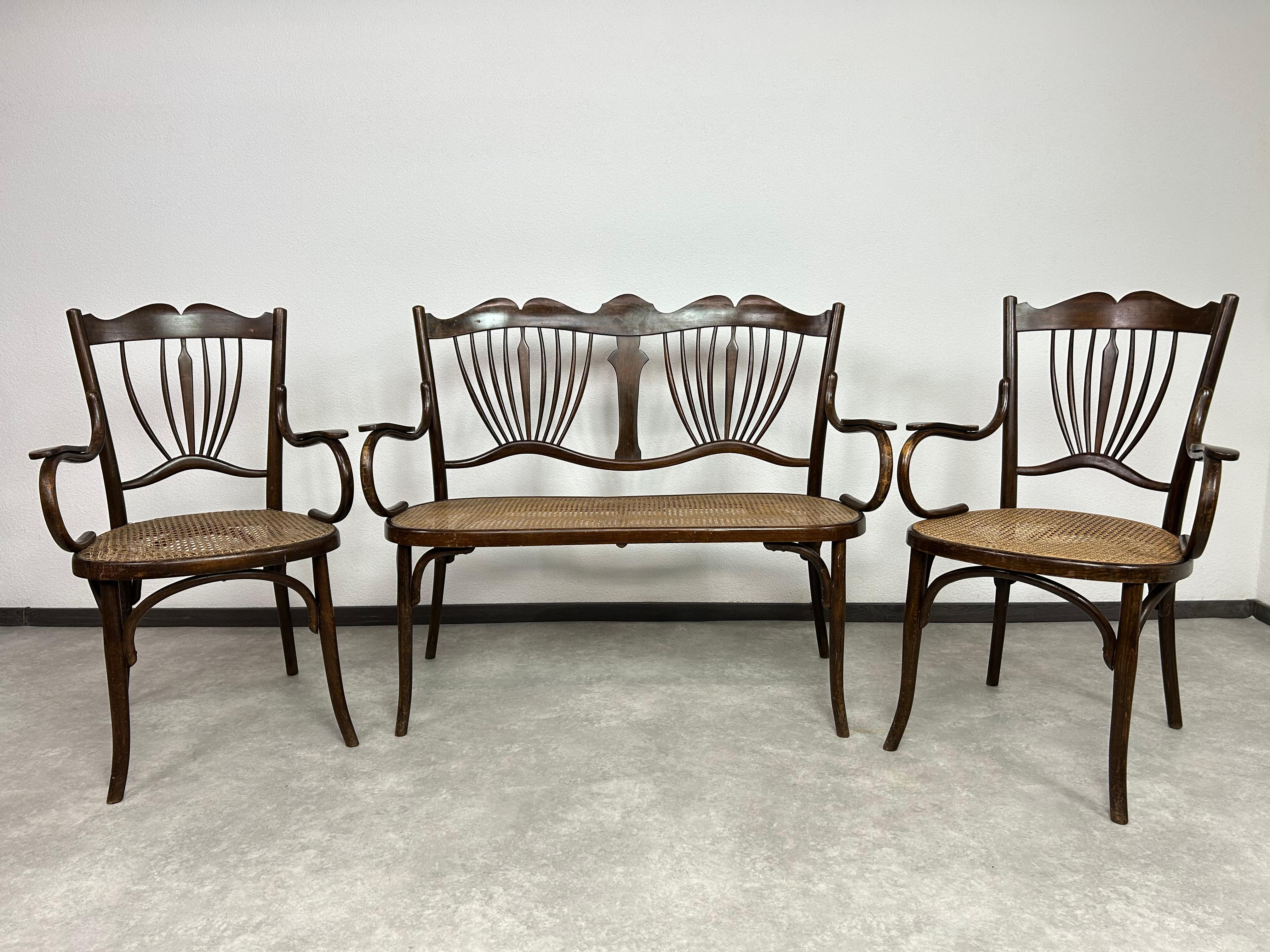 Ensemble de sièges Art Nouveau de Fischel Autriche en très bon état d'origine. 

Banc, 120cm, 45cmx98cm
2x fauteuil, 62cm x 51cm x 95cm
2x chaises 40cm x 42cm x 91cm