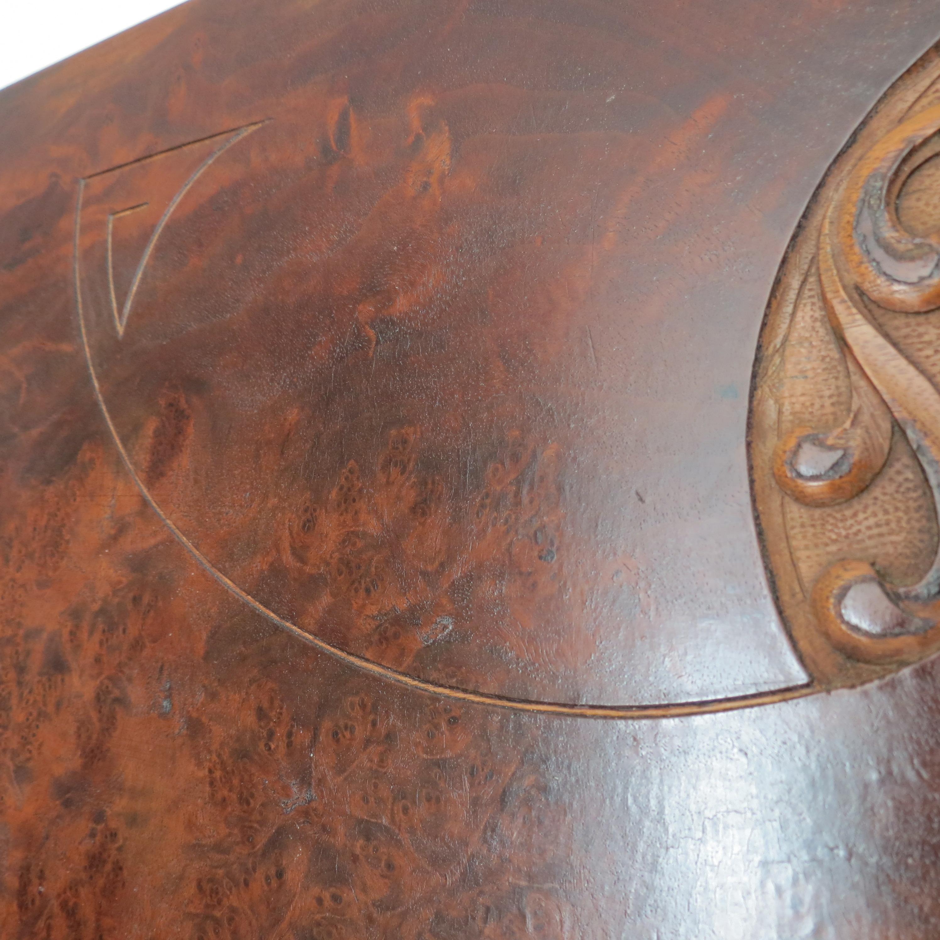 Art Nouveau Secessionist geschnitzt Burr Walnut Holz Wand hängend 1900 (20. Jahrhundert) im Angebot