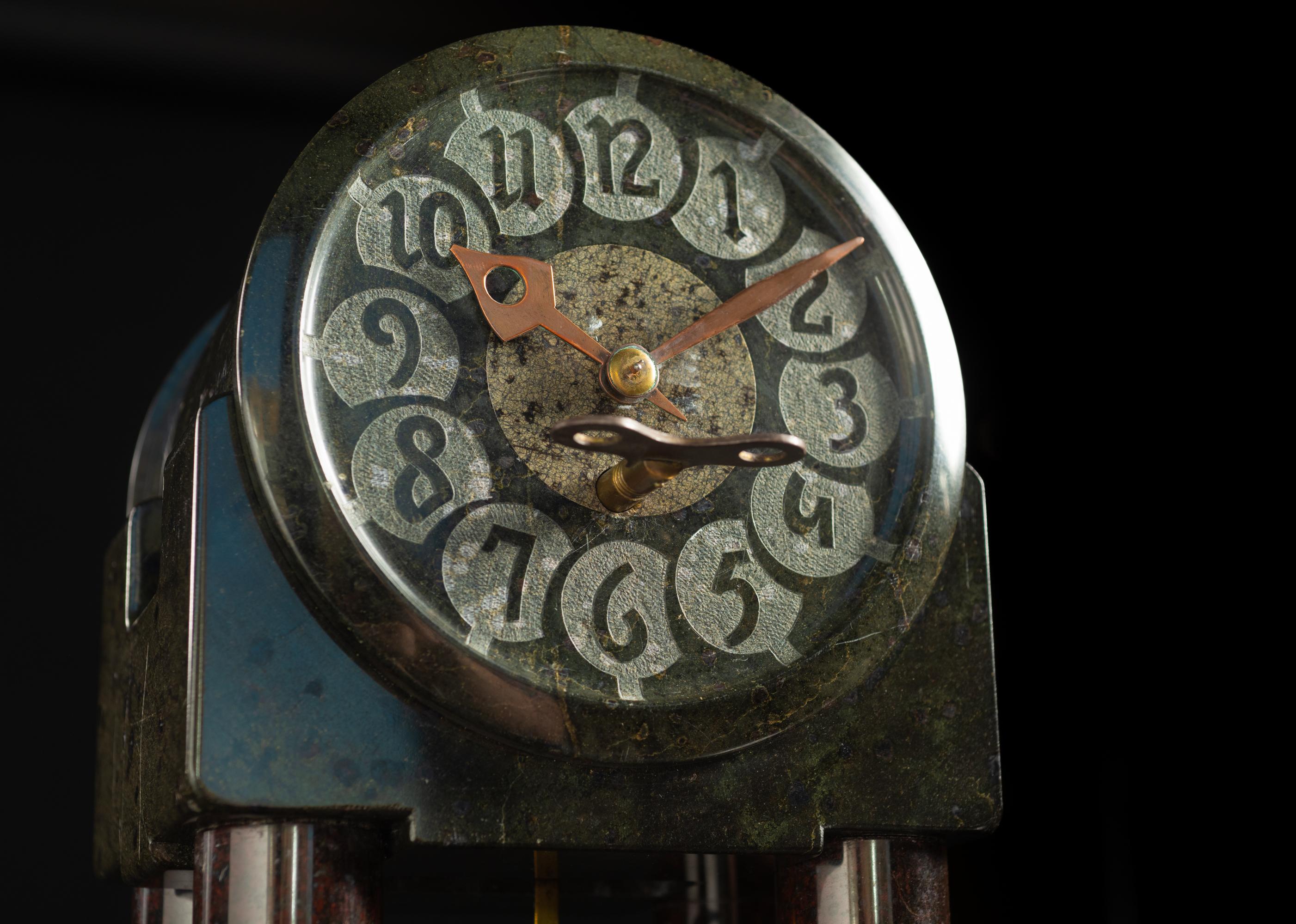 Art Nouveau Serpentine Stone Pendulum Clock by Albin Müller For Sale 2