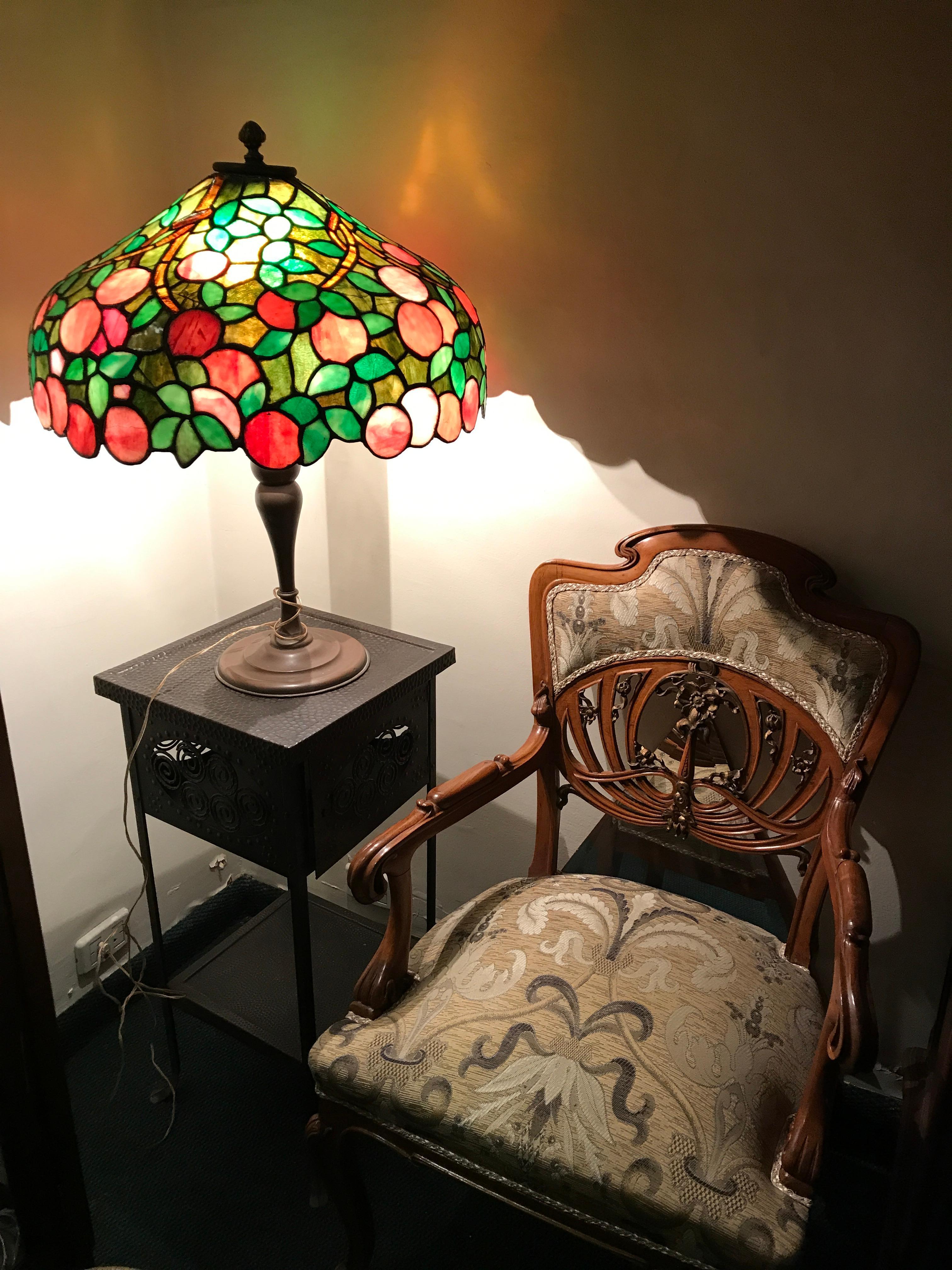 Incredible Art Nouveau Game.
The price includes the 3 armchairs
1 Sofa
2 Armchairs

Material: Wood, reupholstered with springs and elastic band (as it was in the old days)
If you have any questions we are at your disposal.
Pushing the button that