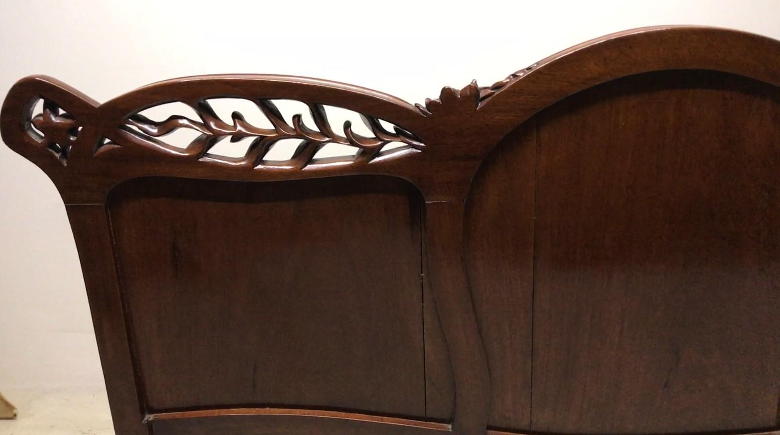 Unglaubliches Jugendstilspiel.
Der Preis beinhaltet die 3 Sessel
1 Sofa
2 Sessel
MATERIAL: Holz, neu gepolstert mit Federn und Gummiband (wie in alten Zeiten)
Seit 1982 haben wir uns auf den Verkauf von Art Deco, Jugendstil und Vintage