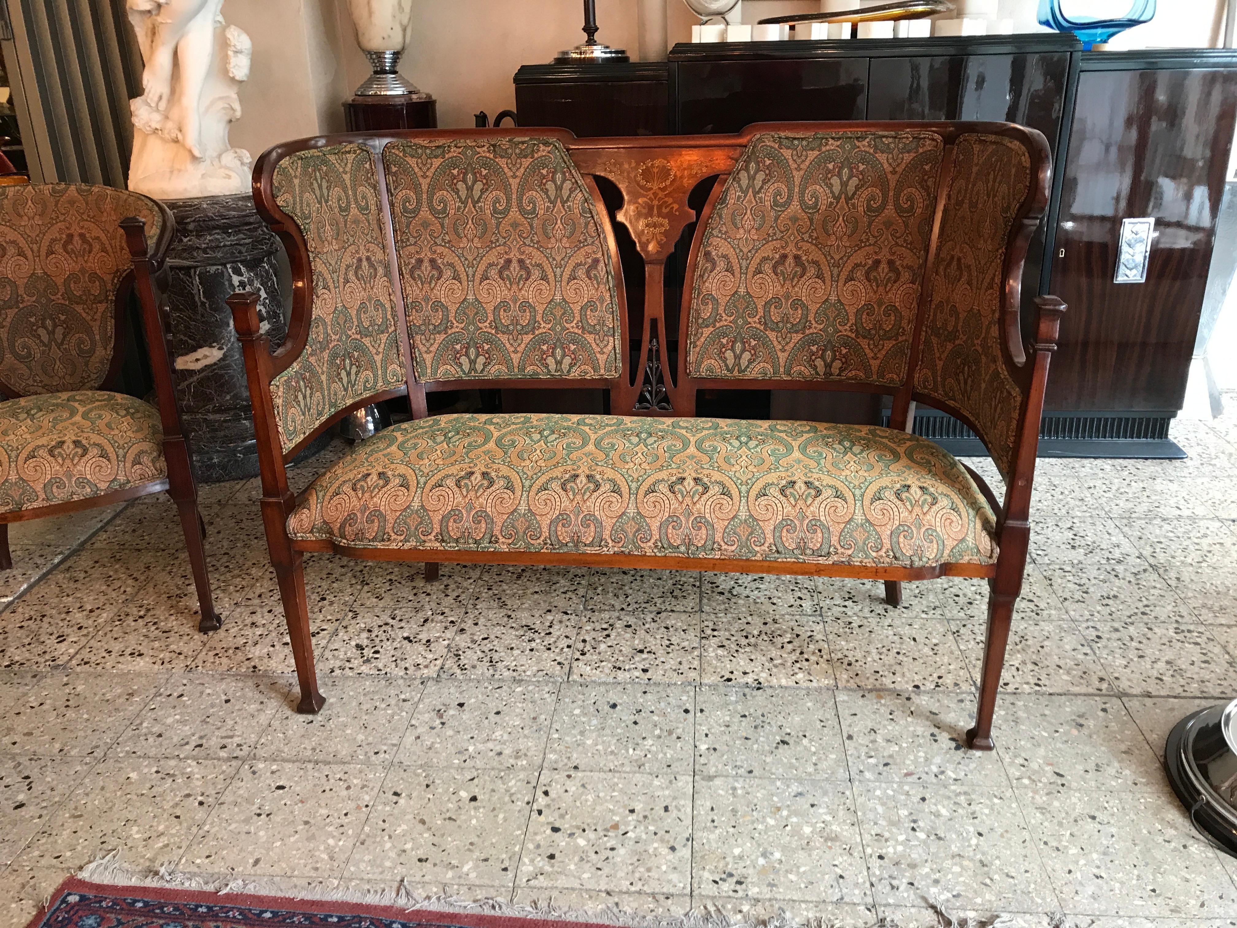 Incredible Art Nouveau Game.

1 Sofa
2 Armchairs
4 chairs
Material: Wood, reupholstered with springs and elastic band (as it was in the old days)
Country: England
If you have any questions we are at your disposal.
Pushing the button that reads 'View