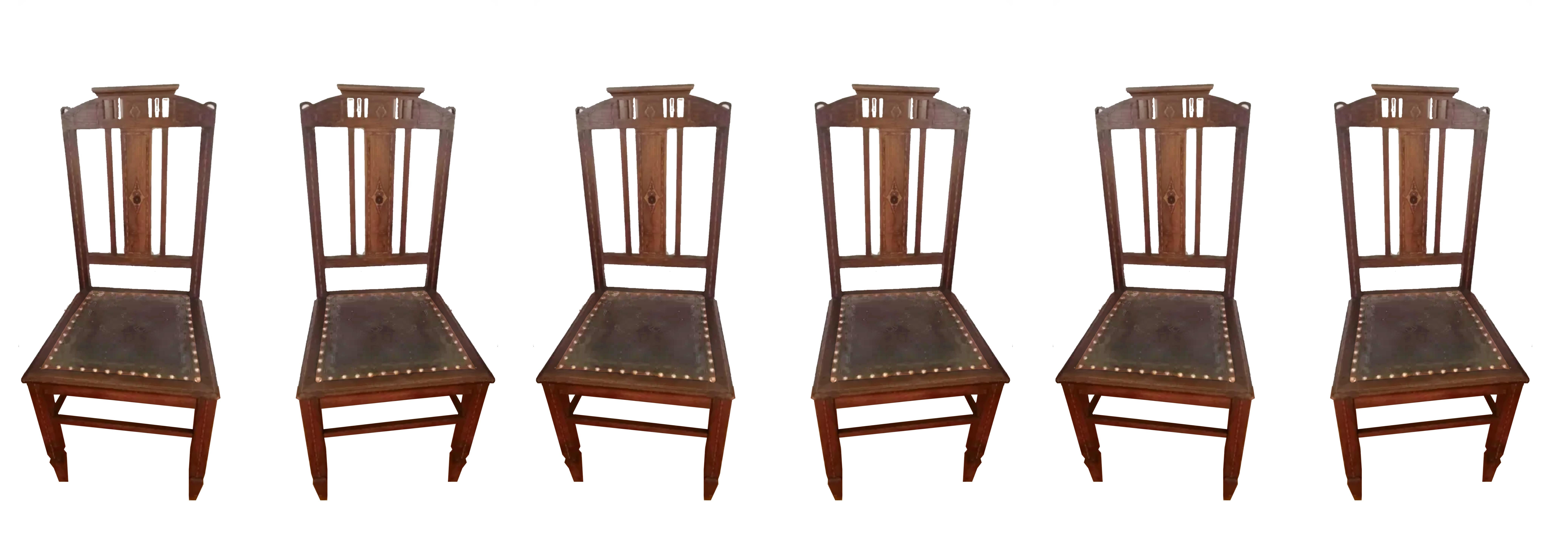 Un raro set di 10 sedie art nouveau in castagno e pelle con un'elegante lavorazione del legno pronta per essere utilizzata o rivestita.  

Nuove foto e video saranno disponibili a breve