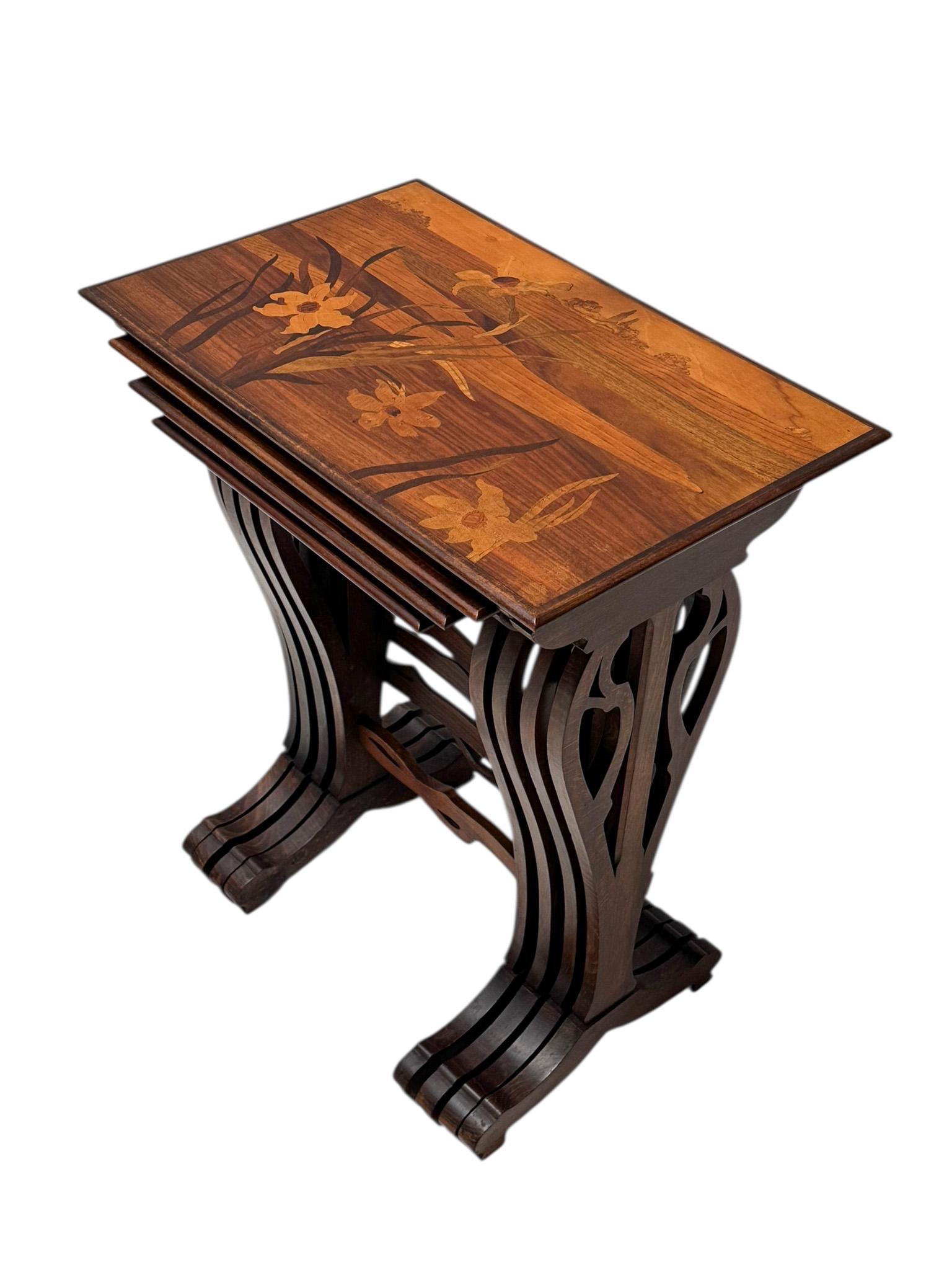 Magnífico y raro conjunto de cuatro mesas nido Art Nouveau.
Diseño de Emile Gallé Nancy Francia.
Llamativo diseño francés de la década de 1900.
Cuatro soportes calados biselados de haya maciza teñida unidos por camillas con cuatro tableros