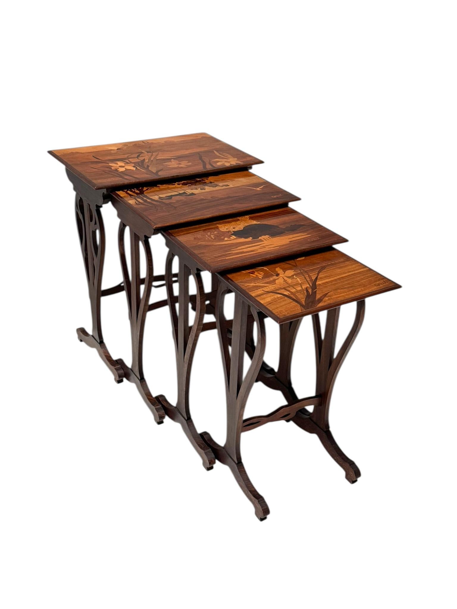 Juego de cuatro mesas nido Art Nouveau de Emile Galle Nancy Francia, 1900 Hecho a mano en venta