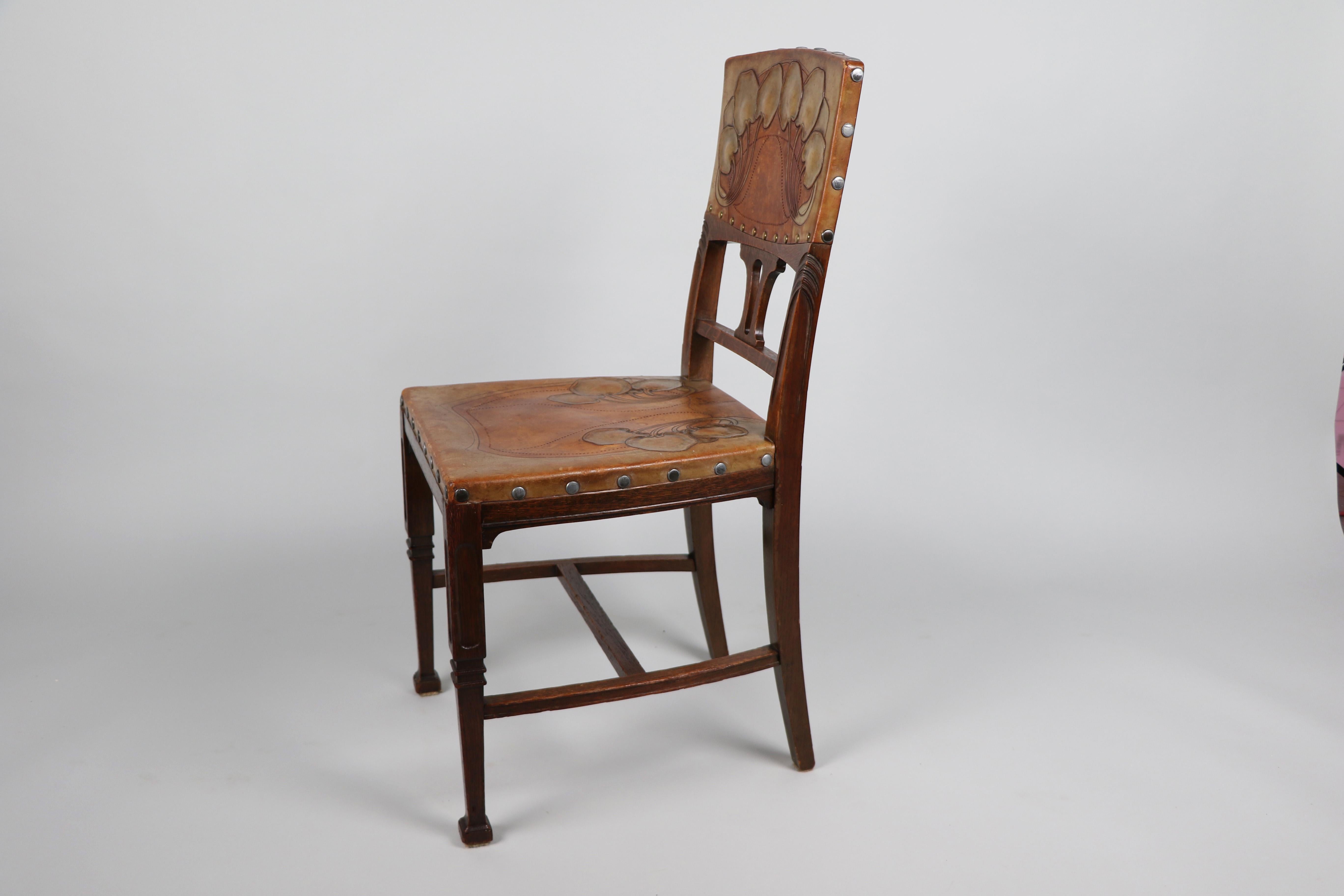 Juego de seis sillas Art Nouveau de roble macizo. Viena, c. 1910. en venta 5