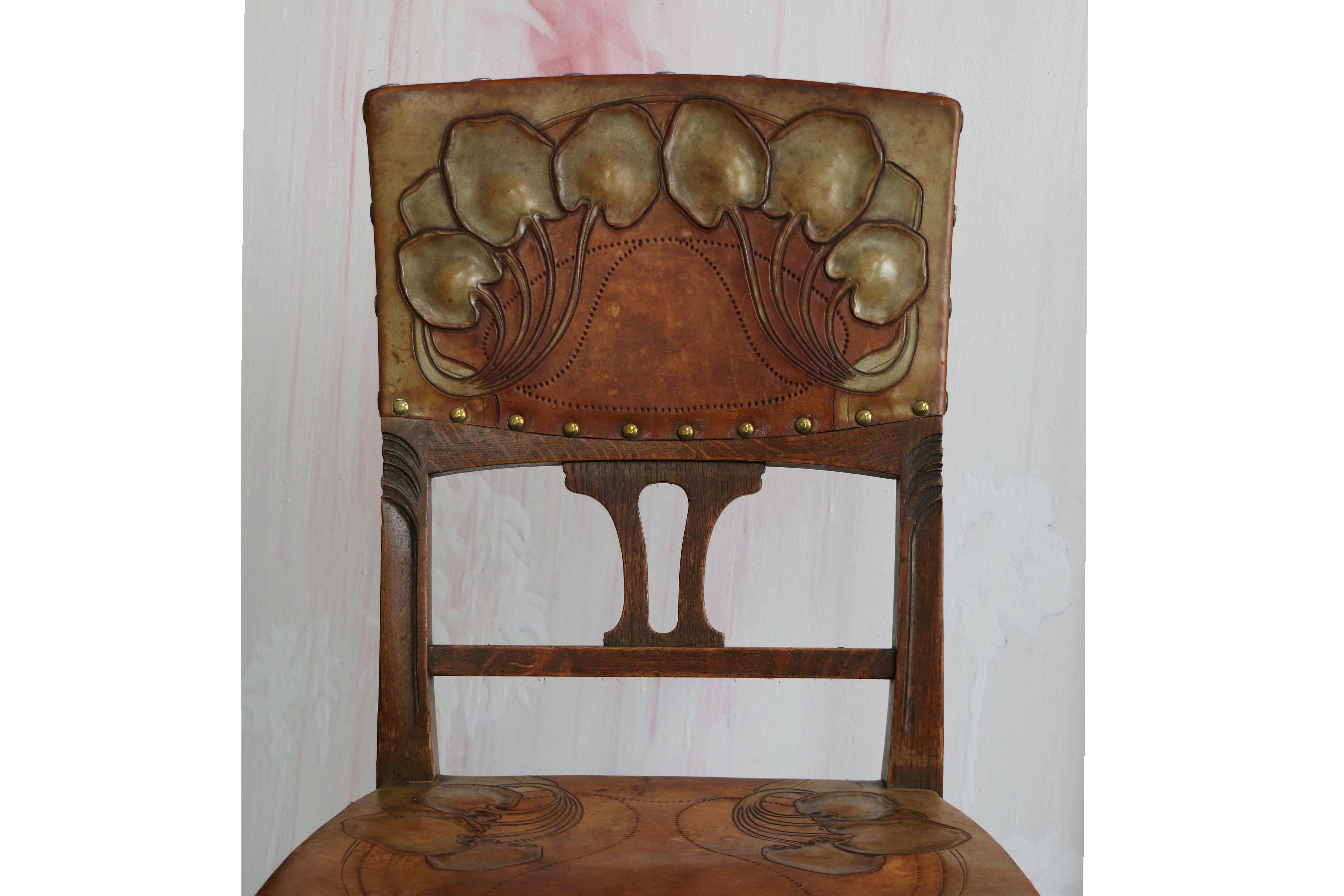 Cuir Ensemble de douze chaises Art Nouveau en chêne massif. Vienne, vers 1910. en vente