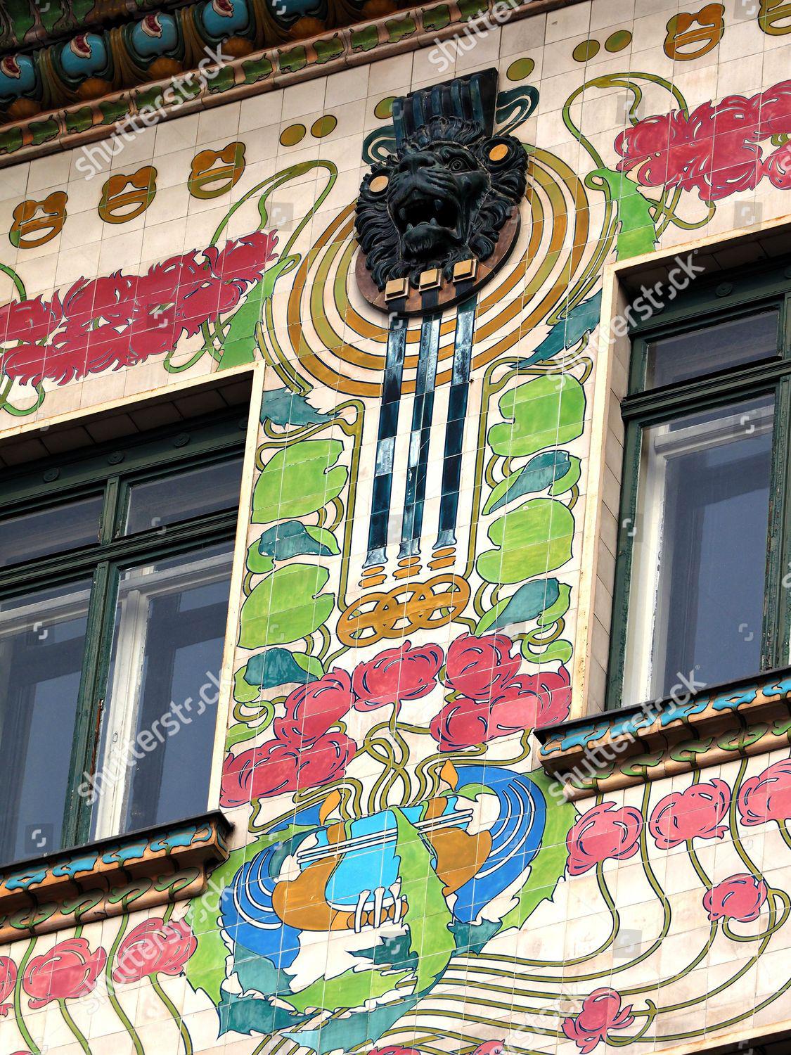 Juego de dos sillas Art Nouveau de roble macizo. Viena, circa 1910. en venta 3