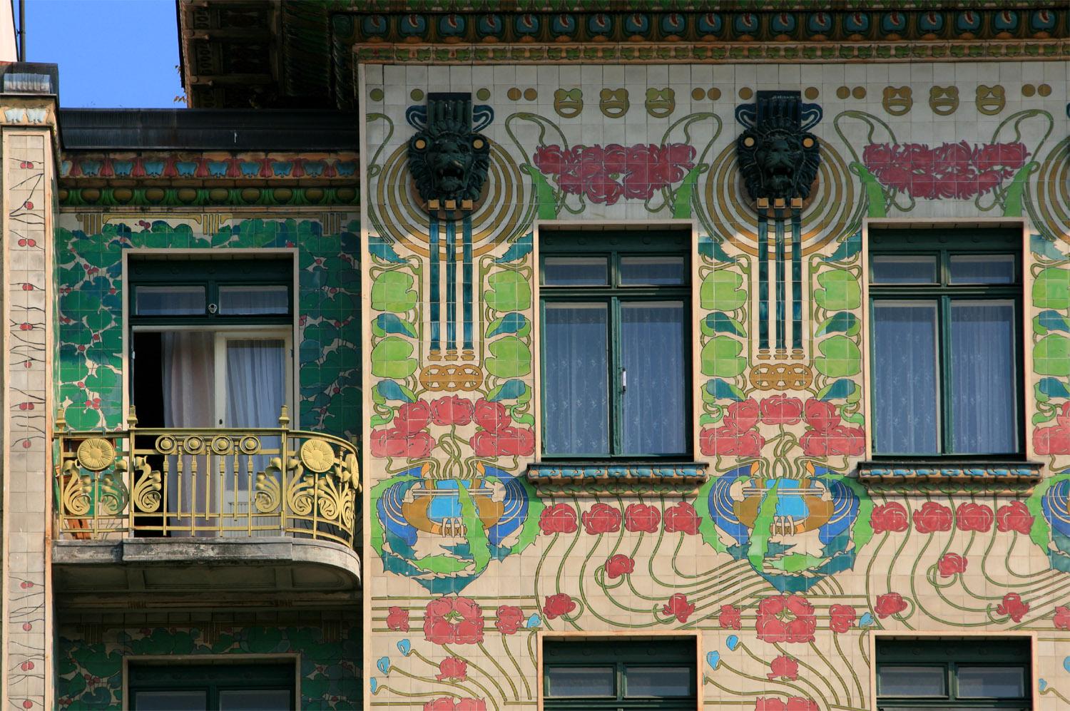 Juego de dos sillas Art Nouveau de roble macizo. Viena, circa 1910. en venta 2