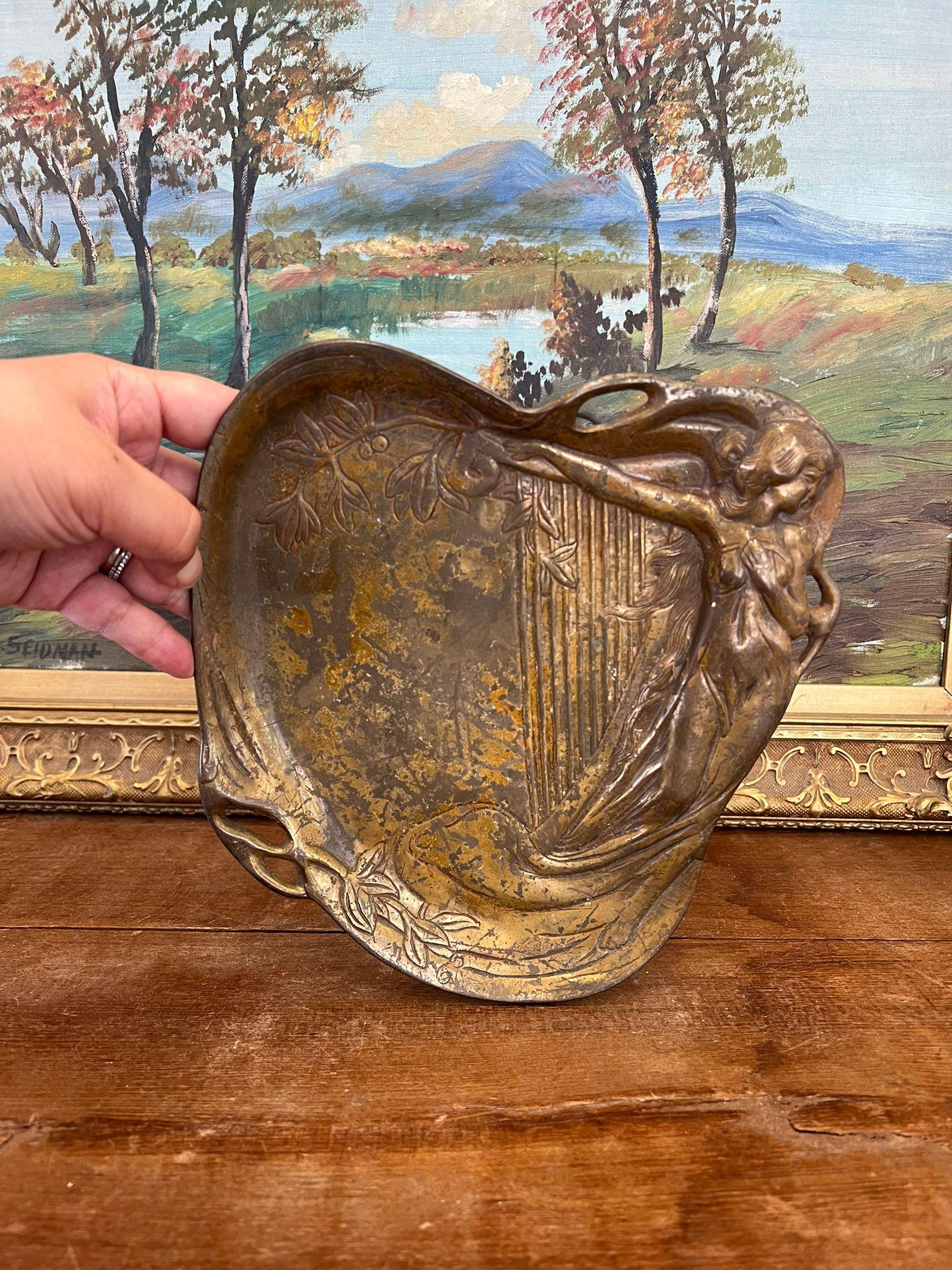 Art Nouveau Piatto basso forse in ottone, donna con arpa. In condizioni buone in vendita a Seattle, WA