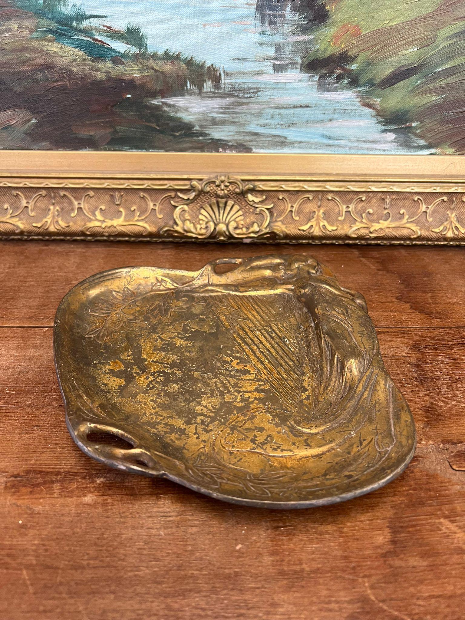 Fine XX secolo Art Nouveau Piatto basso forse in ottone, donna con arpa. in vendita