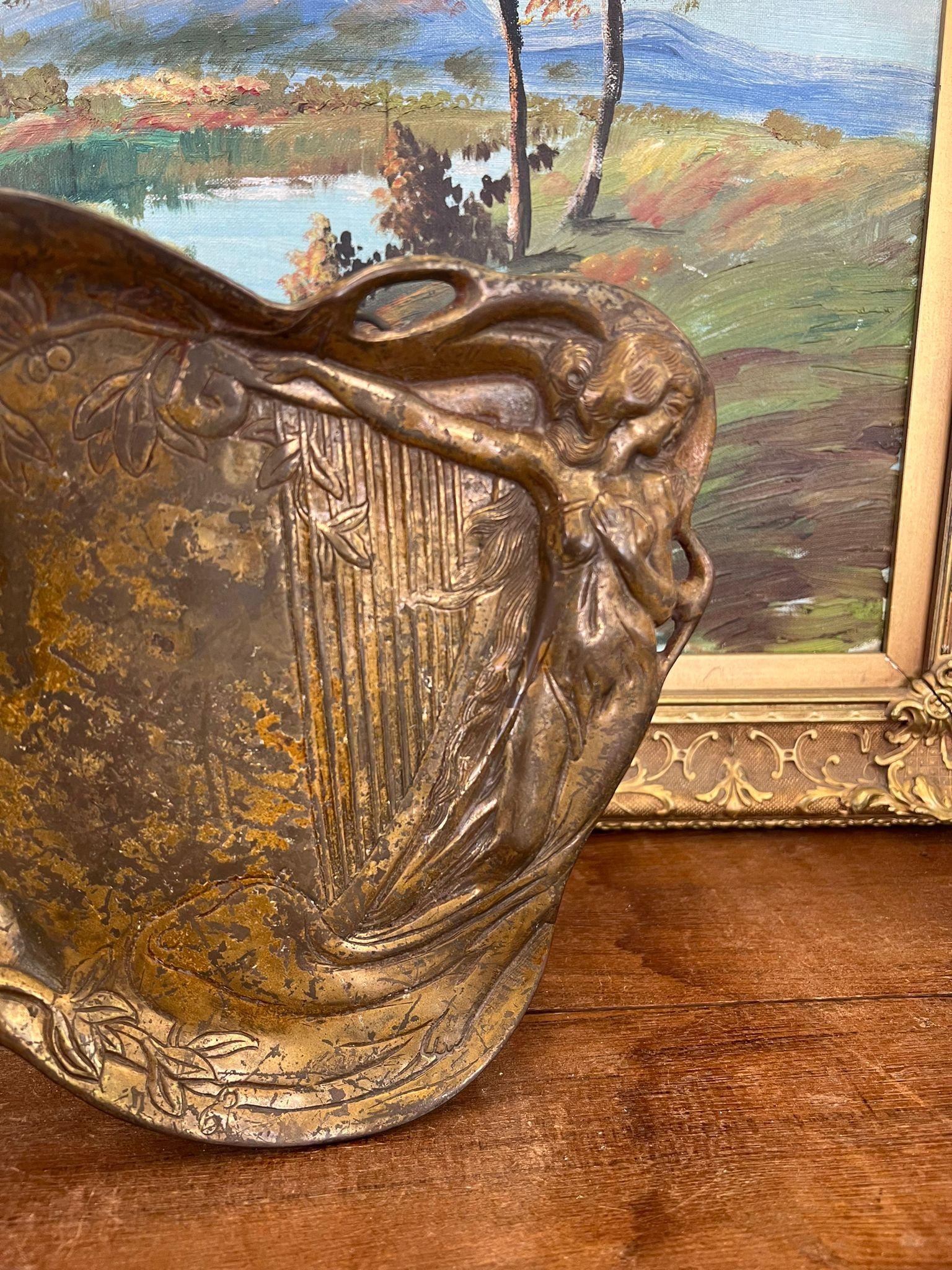 Metallo Art Nouveau Piatto basso forse in ottone, donna con arpa. in vendita