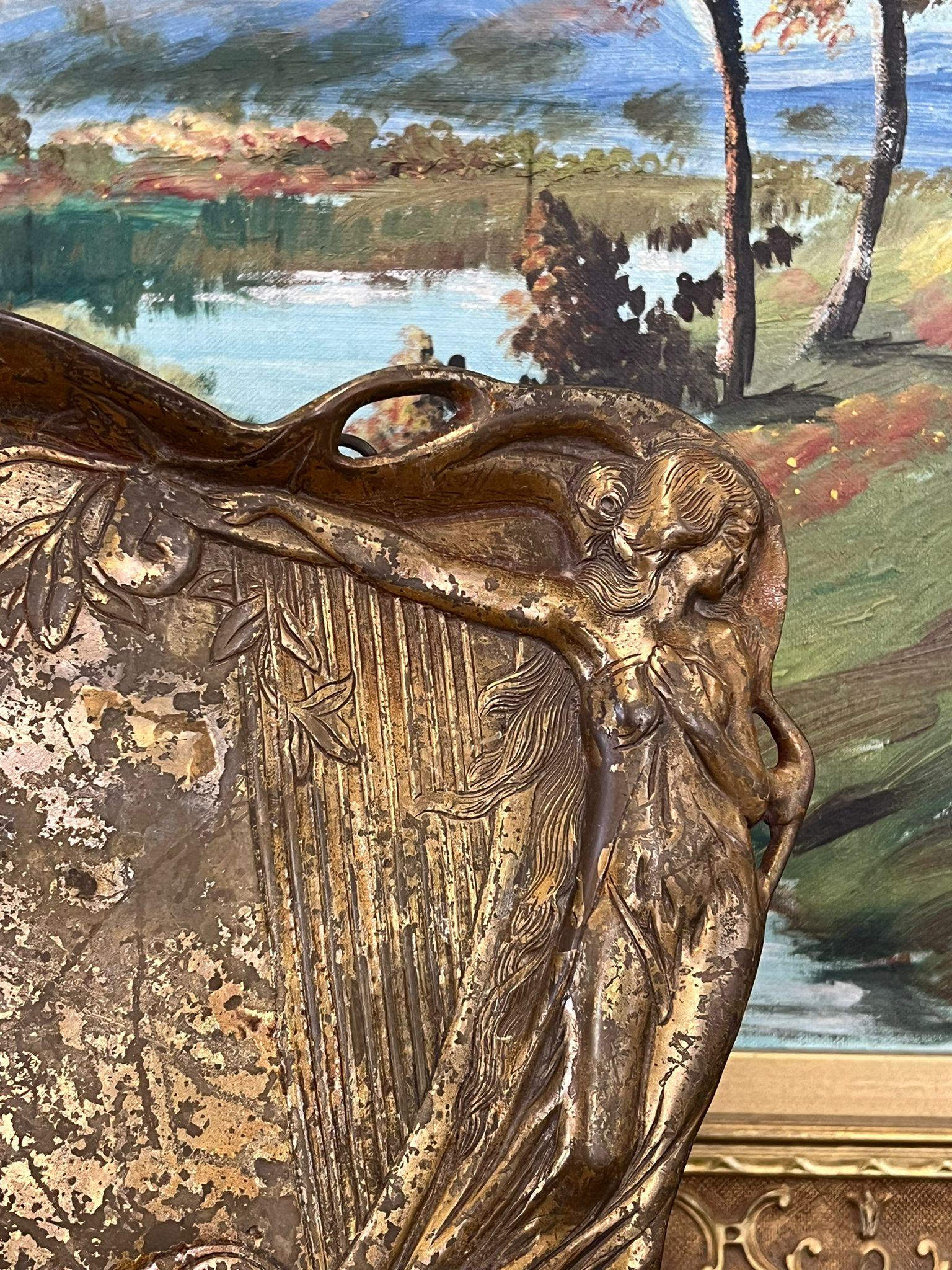 Art Nouveau Piatto basso forse in ottone, donna con arpa. in vendita 1