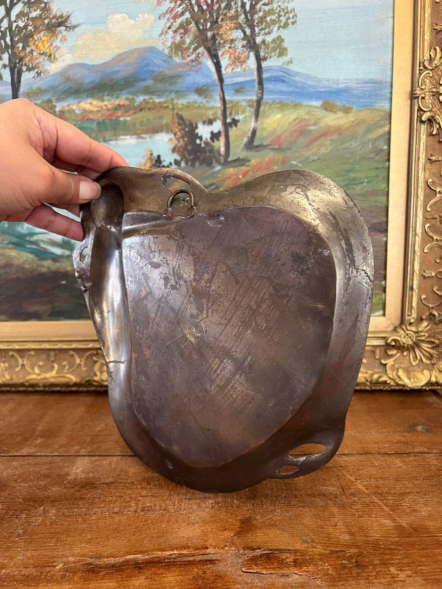 Art Nouveau Piatto basso forse in ottone, donna con arpa. in vendita 2