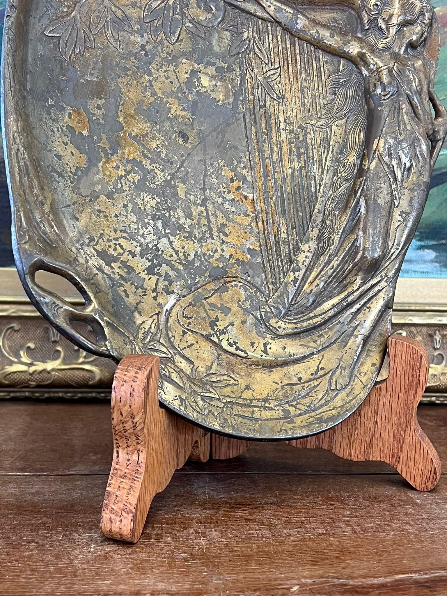 Art Nouveau Piatto basso forse in ottone, donna con arpa. in vendita 3