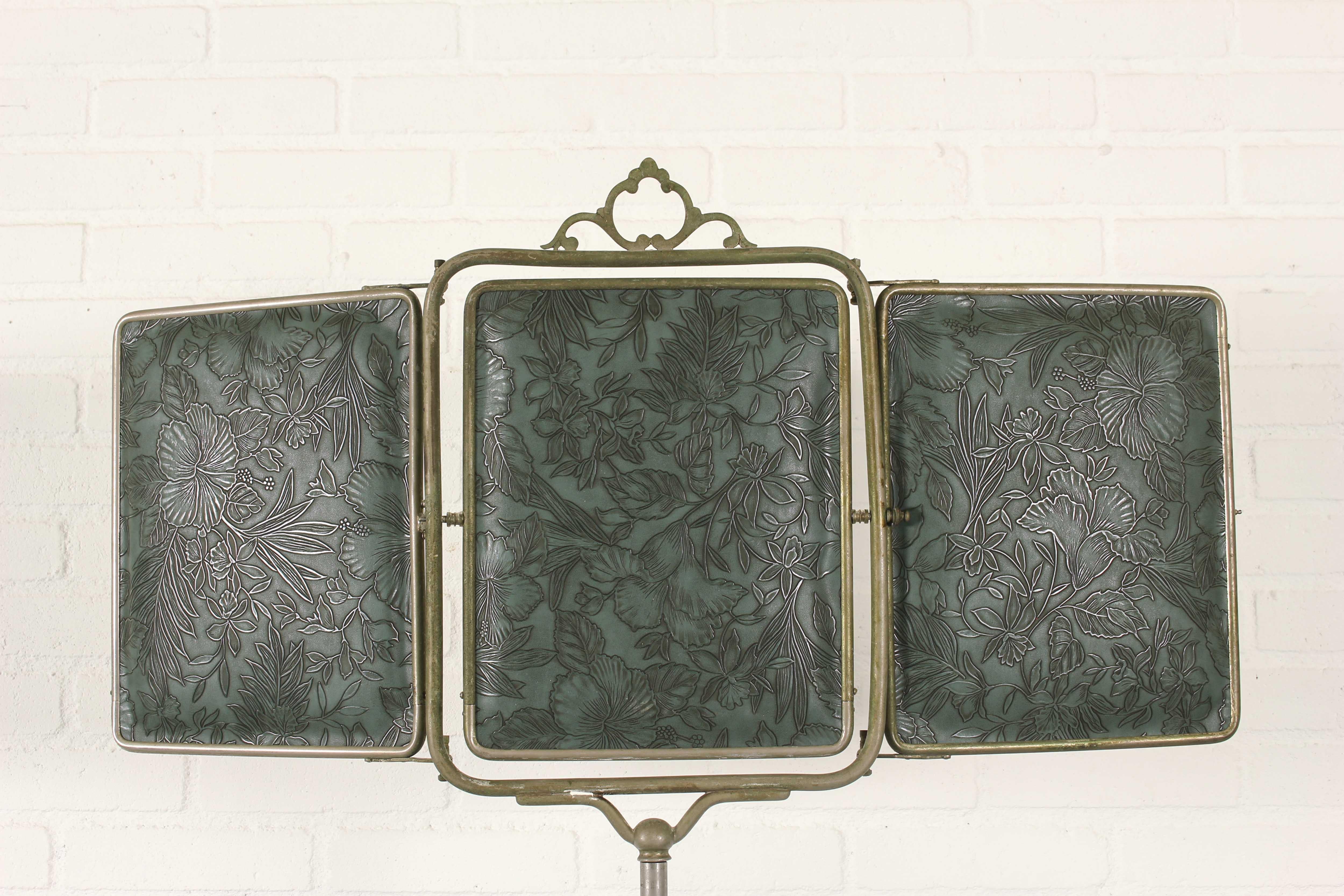 Stand de rasage Art Nouveau Miroir de barbier triple Foldes, années 1920 en vente 8