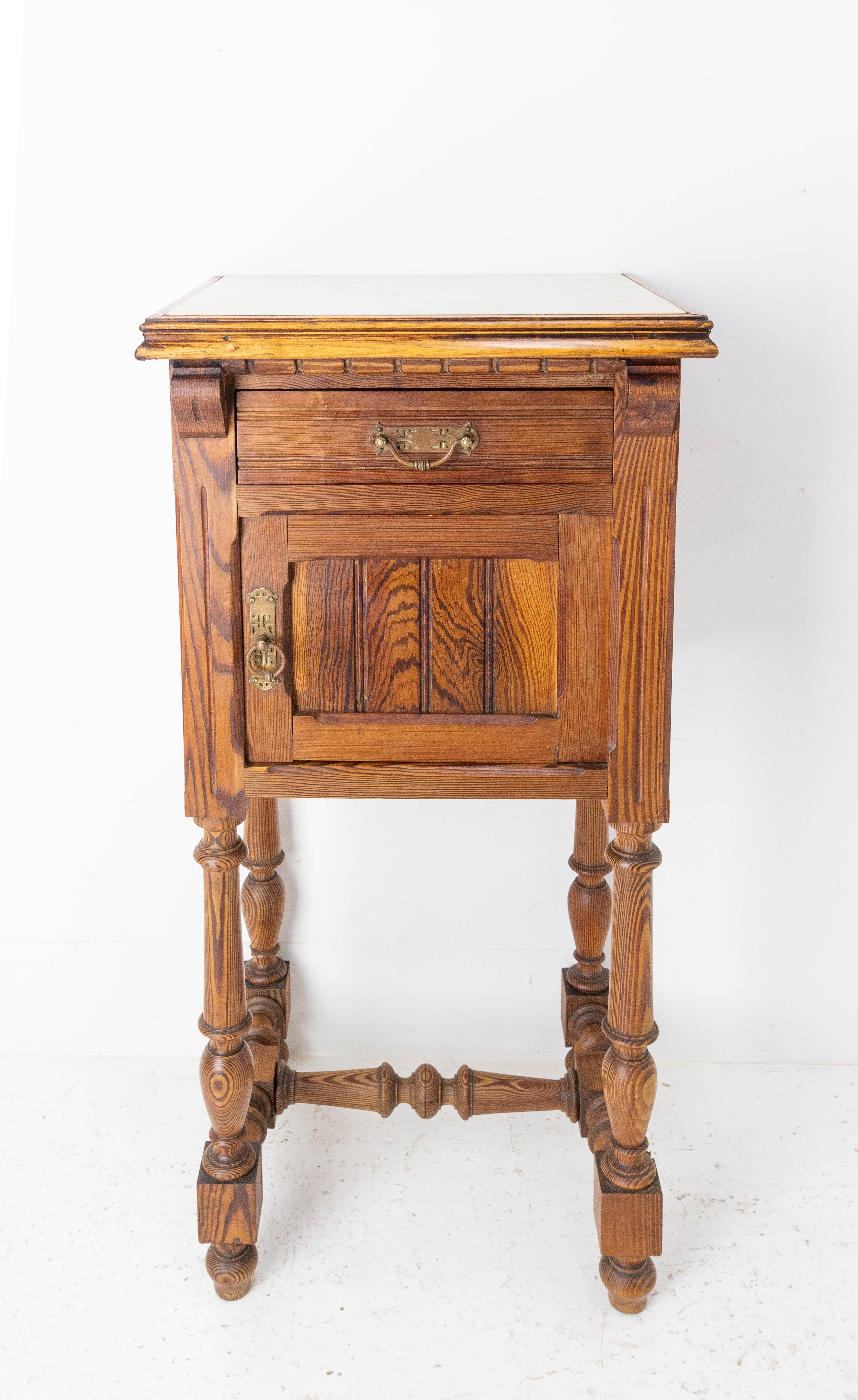 Dieser französische Nachttisch stammt aus der Zeit um 1910. 
Dieser Beistellschrank hat eine weiße Marmorplatte.
Eine Schublade und ein Schrank. 
Jugendstil
Guter und authentischer Zustand.

Versand: 
L 39 P39 H82 11,6 Kg.