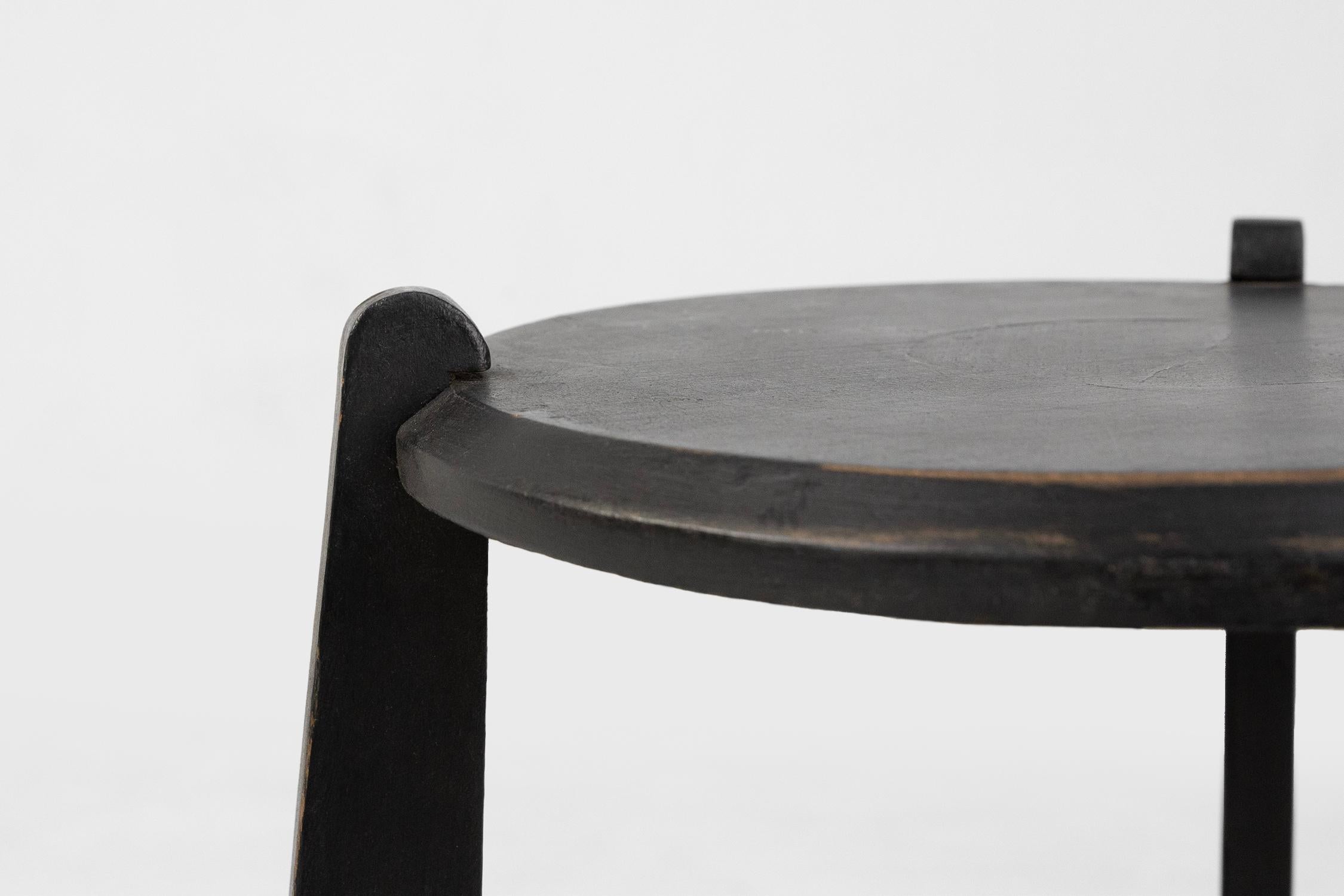Mesa auxiliar Art Nouveau de madera ennegrecida con cesta de almacenaje, Bélgica ca. 1910 Art Decó en venta