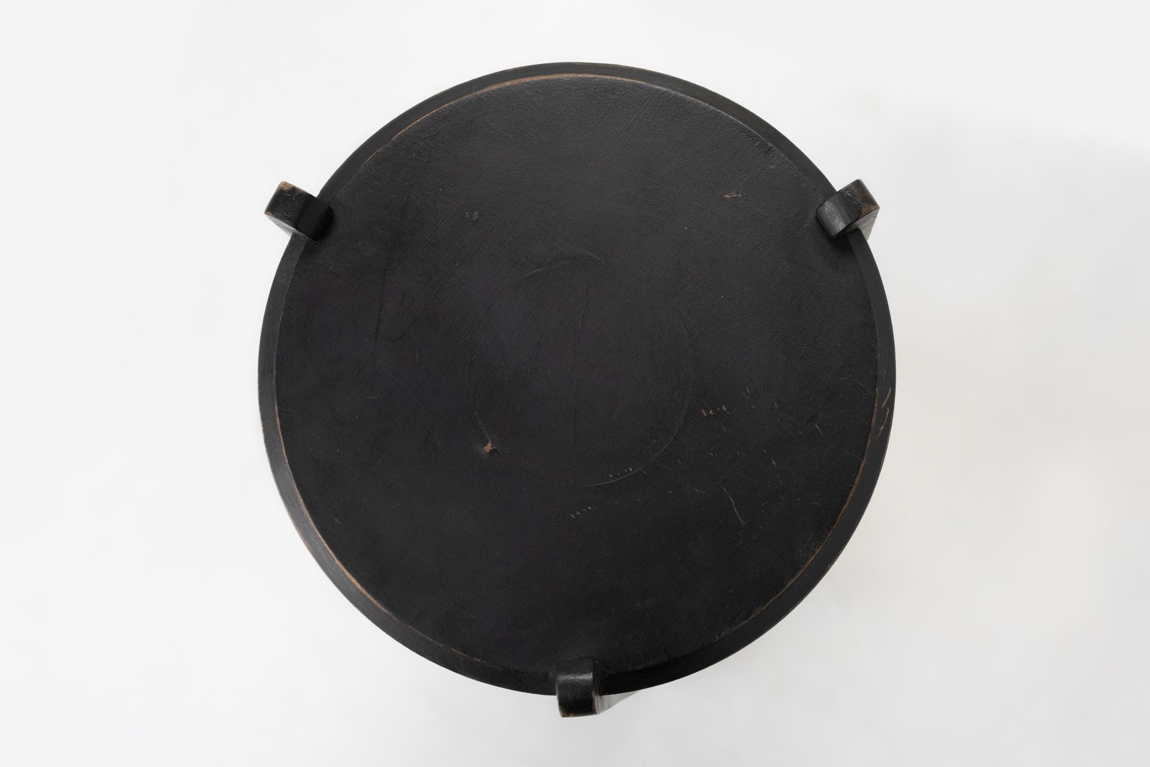 Mesa auxiliar Art Nouveau de madera ennegrecida con cesta de almacenaje, Bélgica ca. 1910 principios del siglo XX en venta
