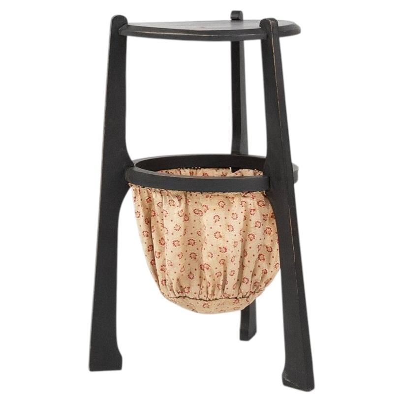 Table d'appoint Art Nouveau en bois noirci avec panier de rangement, Belgique vers 1910 en vente