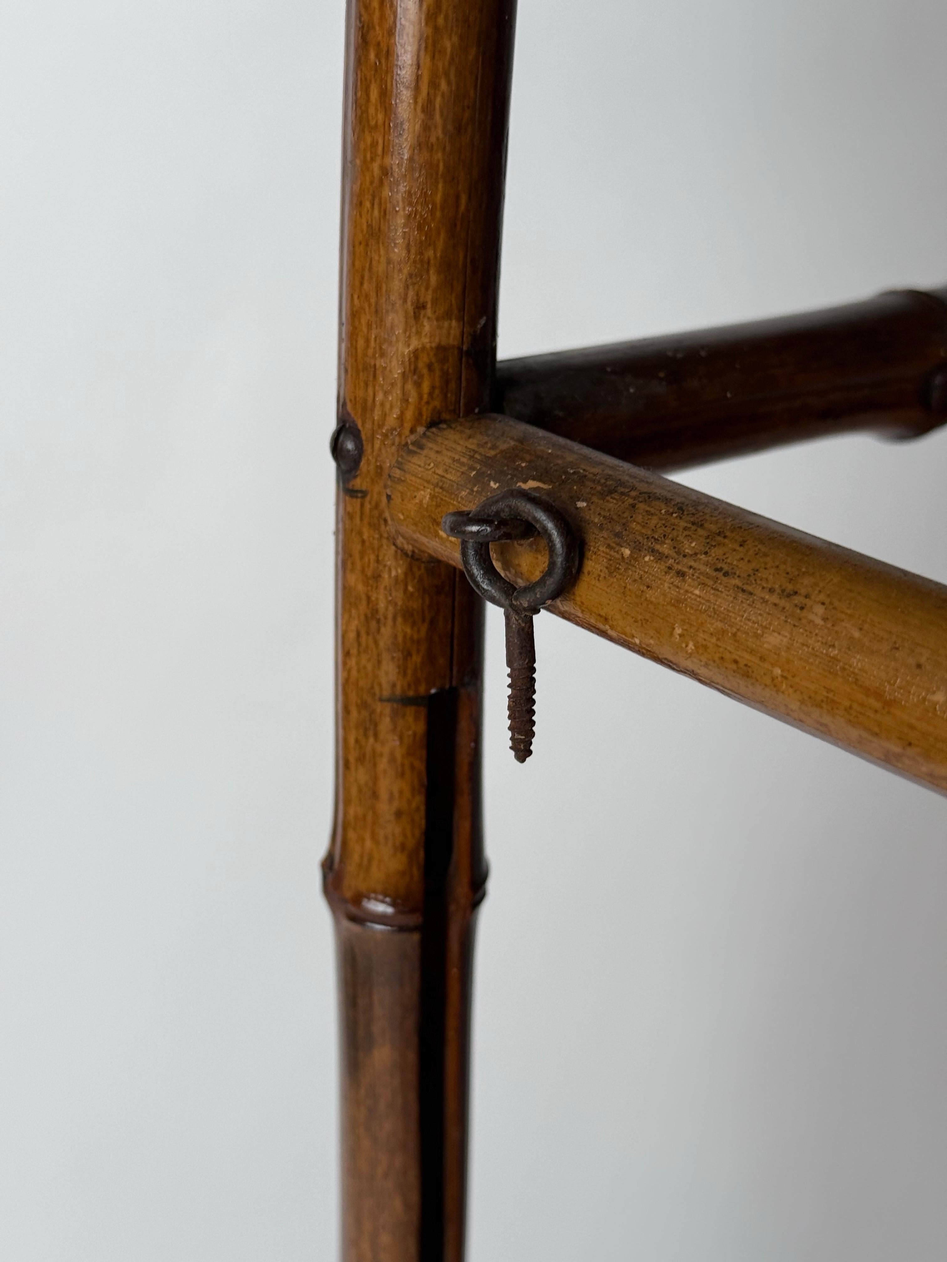 Dieser atemberaubende Jugendstil-Beistelltisch aus Bambus ist ein echtes Schmuckstück! Es ist eine echte Rarität und ein Muss für jede Sammlung. Dieser Tisch ist absolut umwerfend! Er wird in liebevoller Handarbeit aus Bambus gefertigt und sein