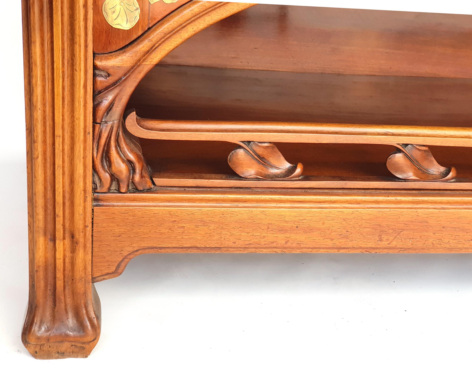 Art Nouveau sideboard in walnut, in the style of Eugène Gaillard, 1900s.

Fluted feet, broadened to the lower end. Profiled frame with small apron. Open lower compartment, with ornamental gallery with floral ornamentation. The compartment is