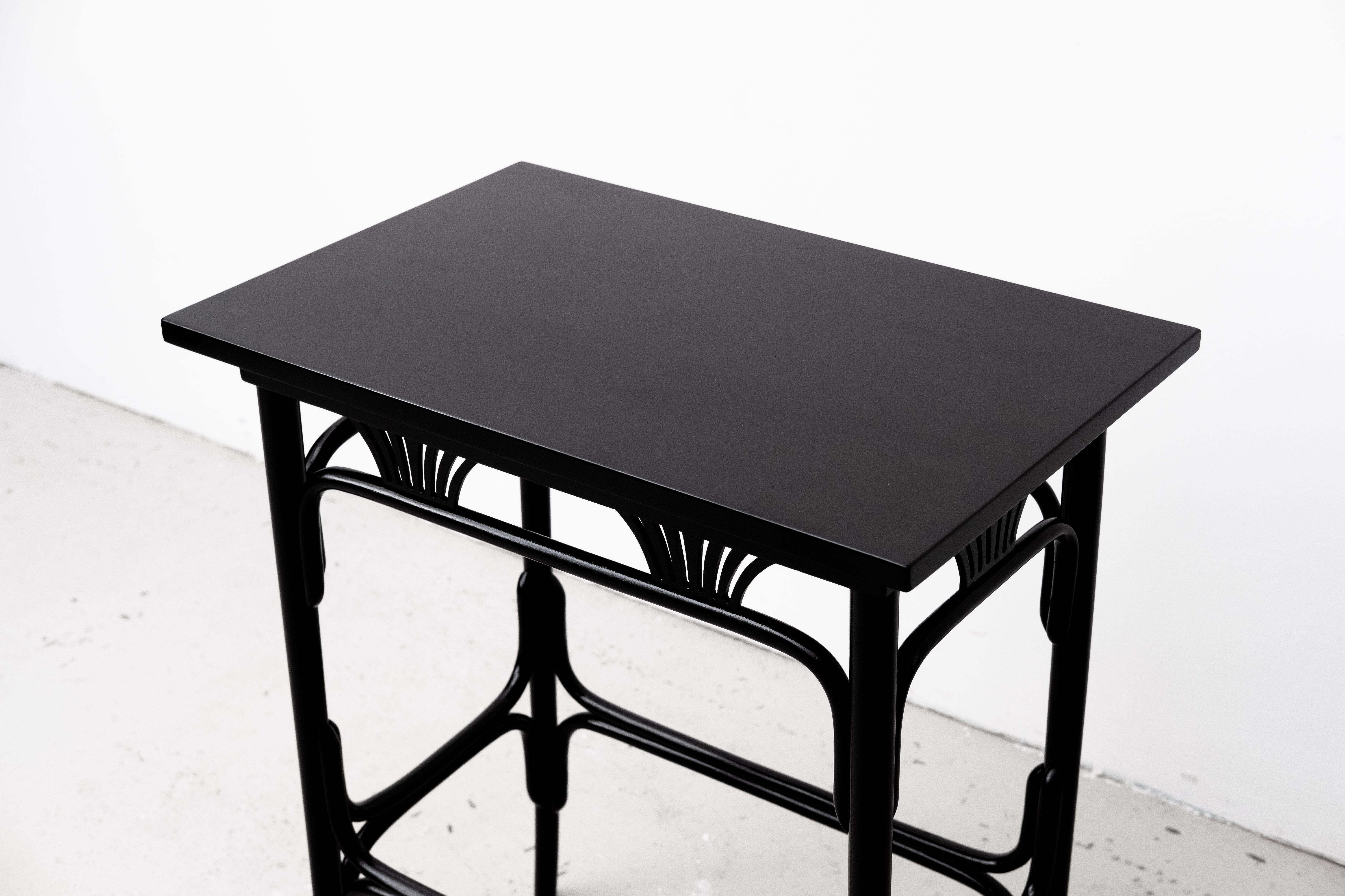 Art Nouveau Sidetable by Thonet Brothers, Model 221 (Vienna, 1905) For Sale 3