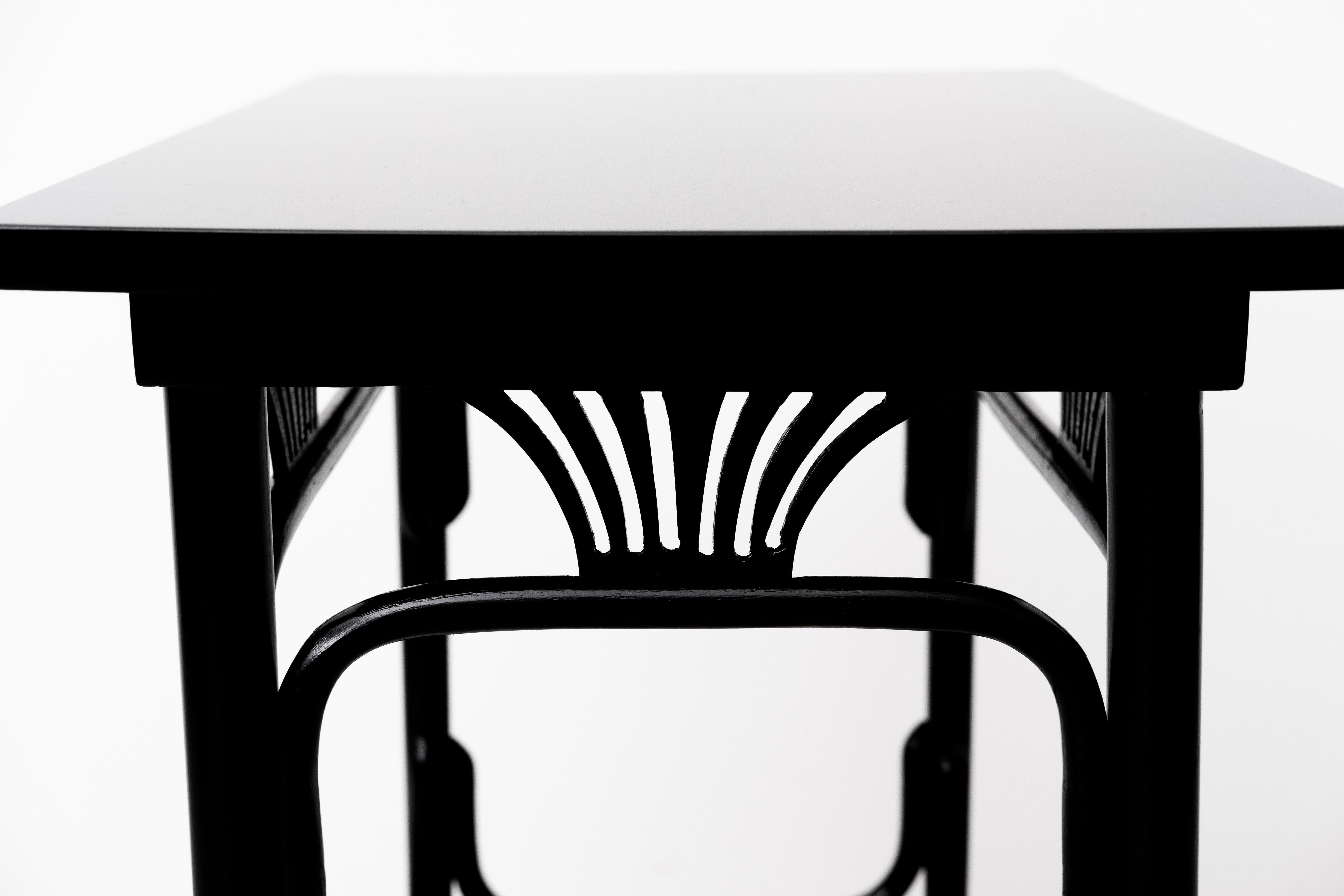 Art Nouveau Sidetable by Thonet Brothers, Model 221 (Vienna, 1905) For Sale 7