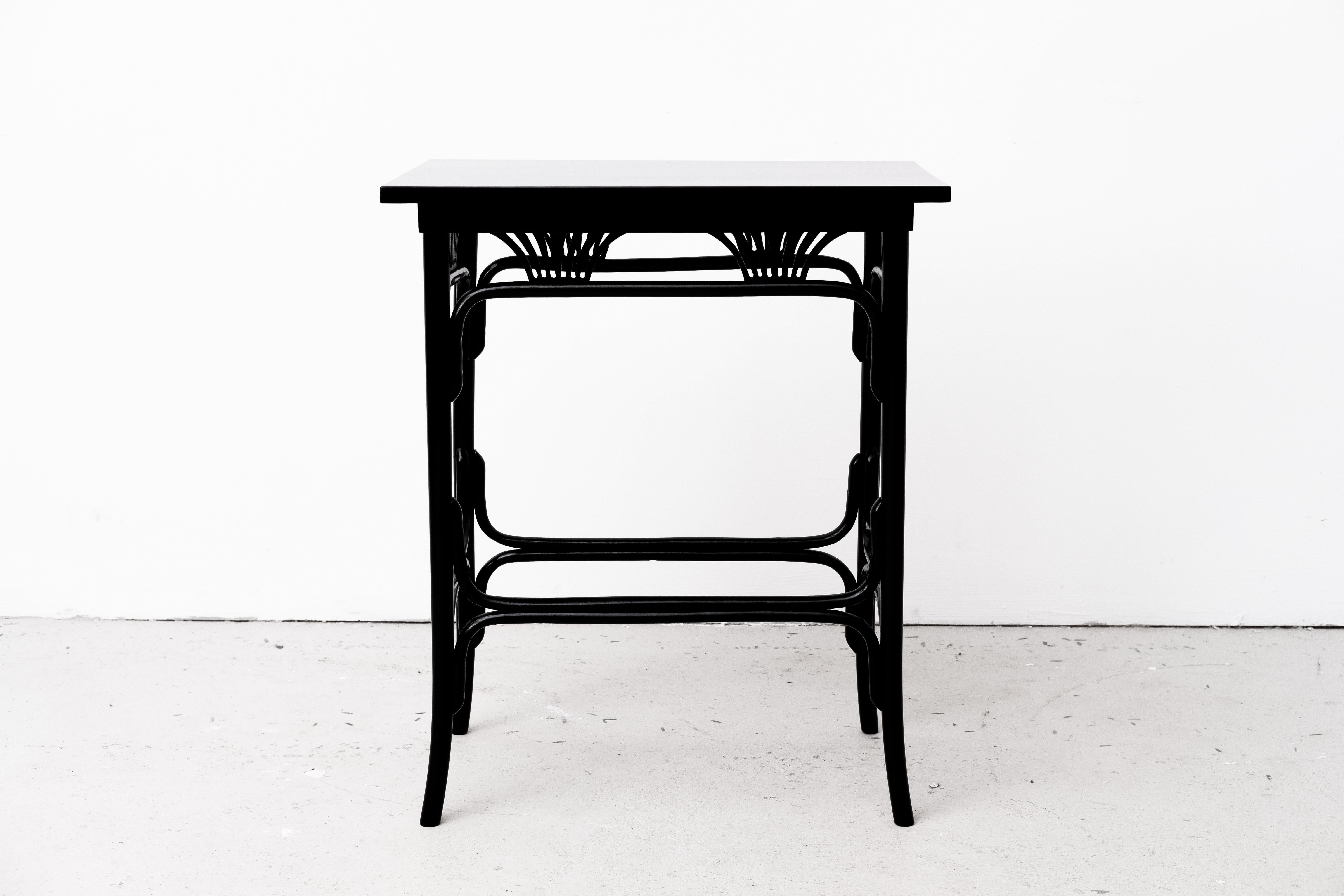 Art Nouveau Sidetable by Thonet Brothers, Model 221 (Vienna, 1905) For Sale 1