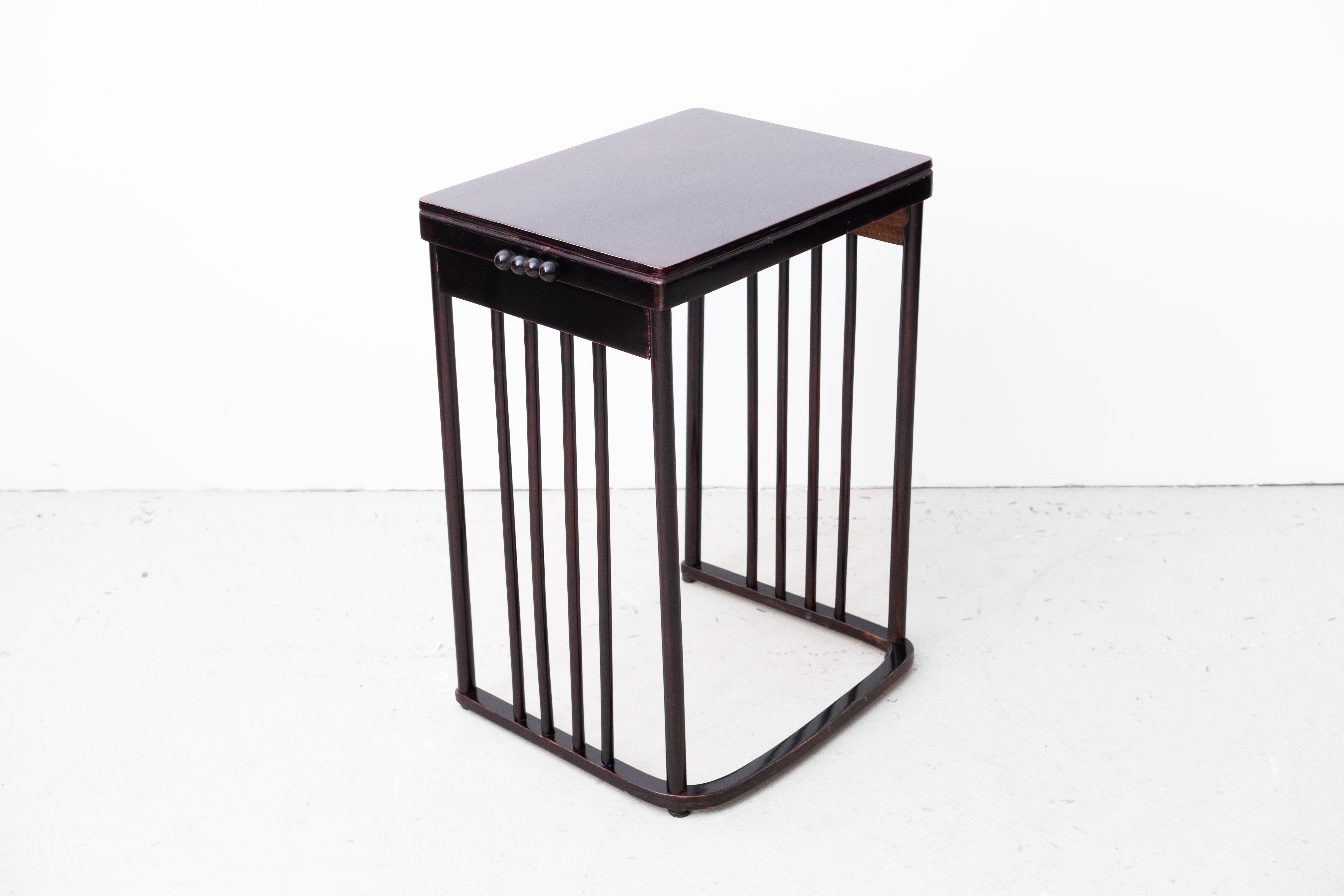 Jugendstil-Beistelltisch, Modell 986 von Josef Hoffmann für J.J.Kohn (Vienna, 1905) (Buchenholz) im Angebot