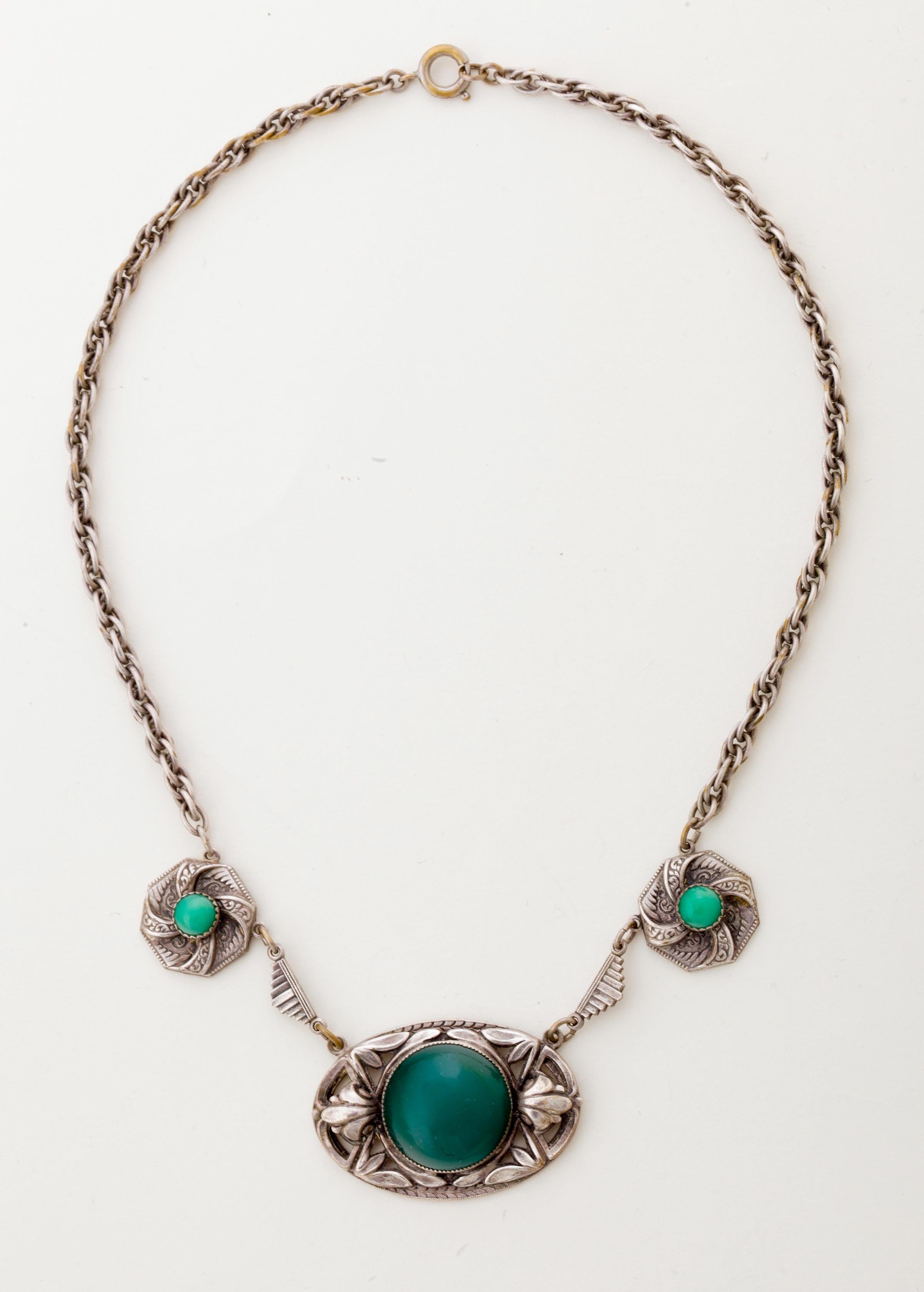 Art Nouveau Silver and Green Cabochon Necklace and Bracelet In Good Condition For Sale In New York, NY