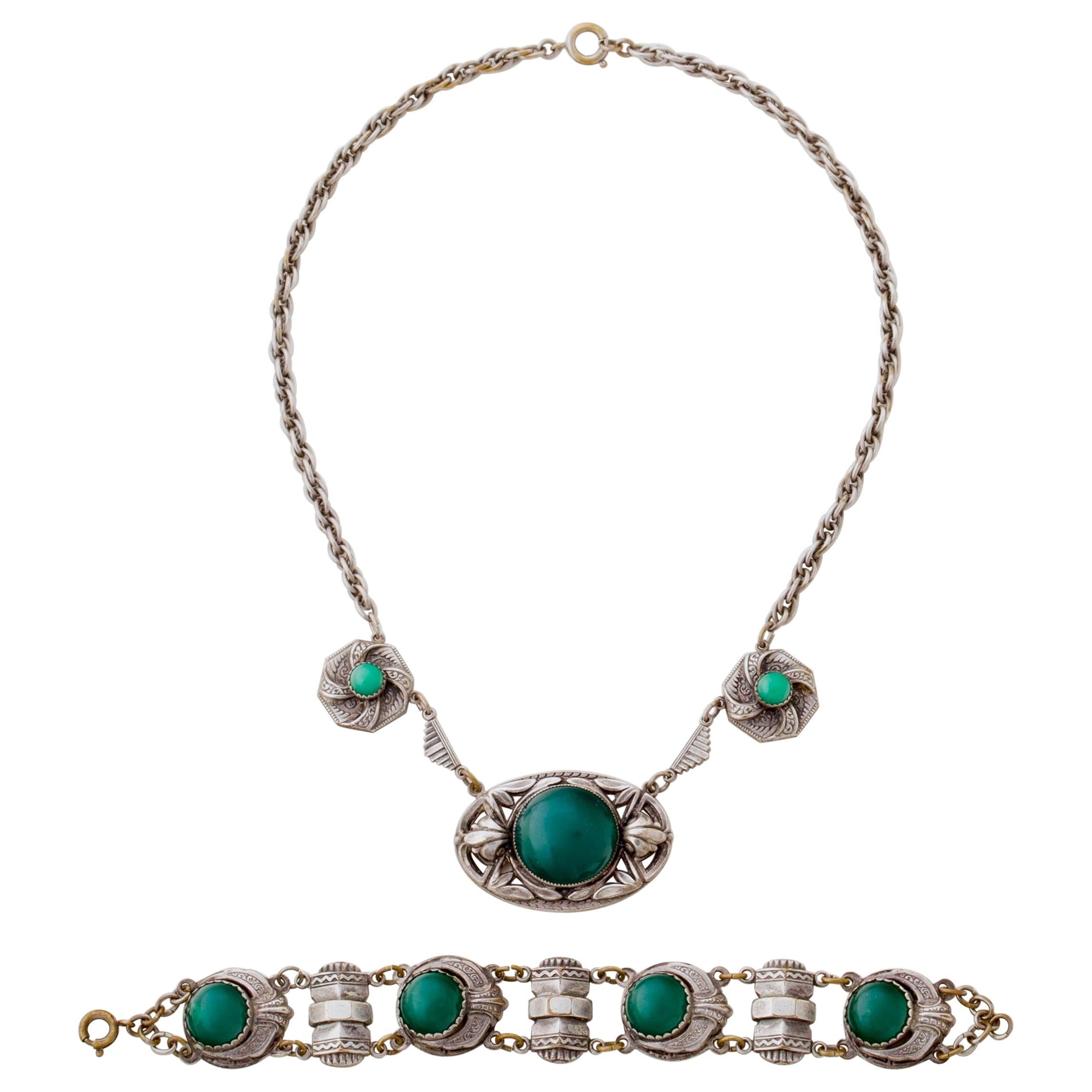 Halskette und Armband im Jugendstil aus Silber und grünem Cabochon
