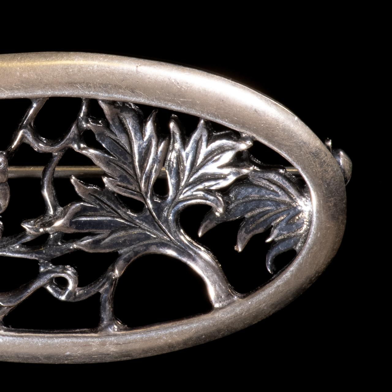 Art Nouveau Silver Brooch 
DIMENSIONS 5.3cm x 3cm. Total Weight: 14.35 g

Good condition
Free international shipping.