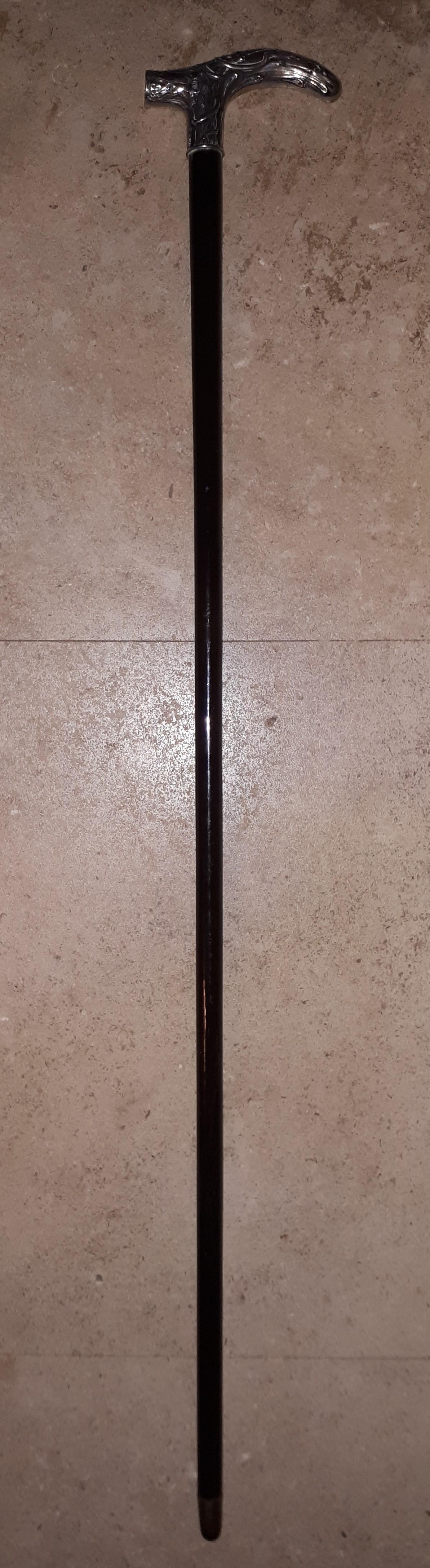 Art Nouveau cane with 800/1000 silver knob decorated with a snake coiled around a branch, wenge shaft and metal ferrule.
Germany, circa 1900.