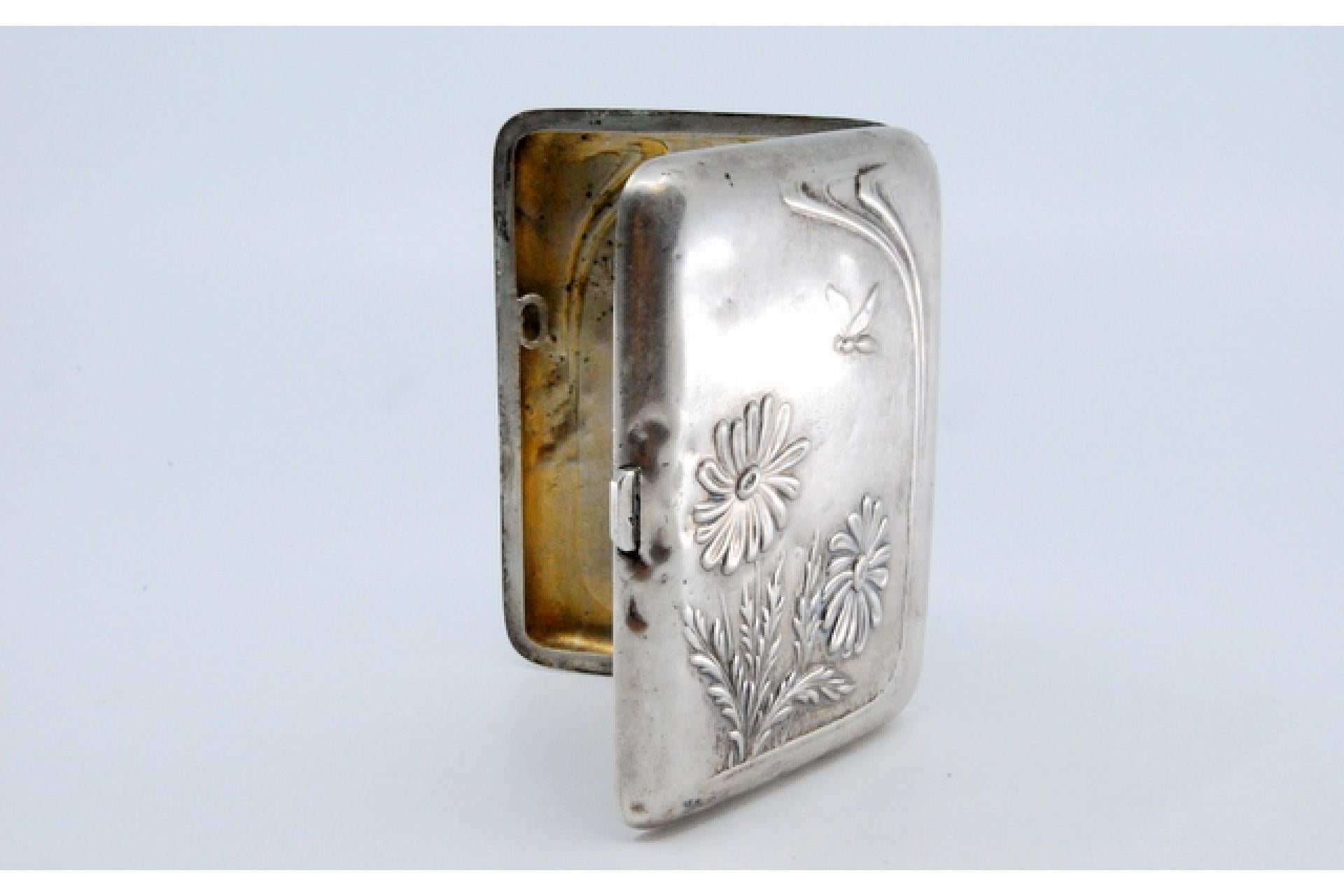 Europeo Art Nouveau silver case with embossed floral motifs and hinged lid in vendita