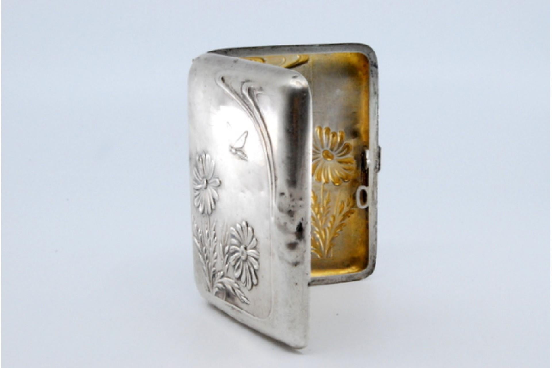 Art Nouveau silver case with embossed floral motifs and hinged lid In condizioni buone in vendita a Porto, PT