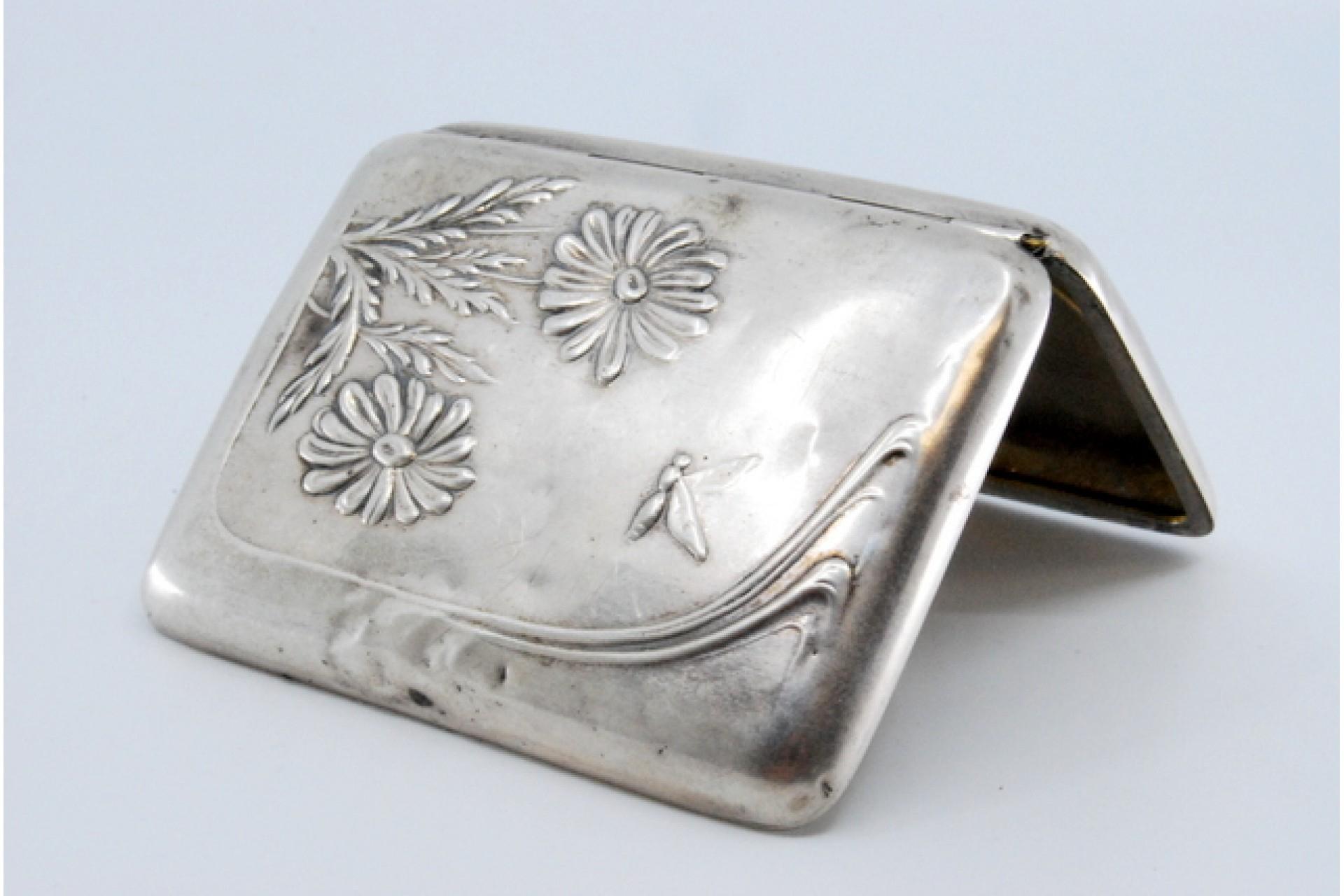 XIX secolo Art Nouveau silver case with embossed floral motifs and hinged lid in vendita