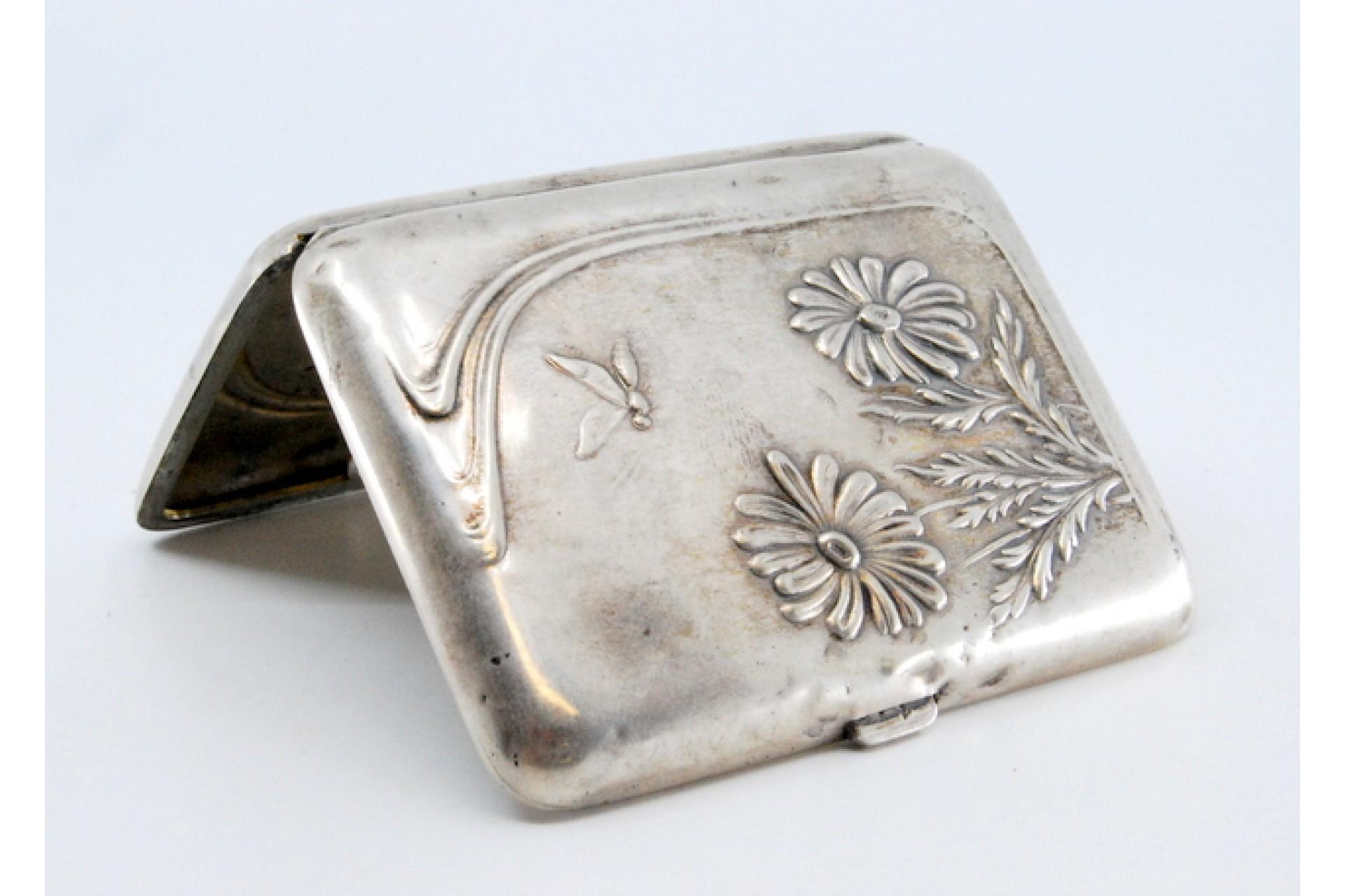 Argento Art Nouveau silver case with embossed floral motifs and hinged lid in vendita