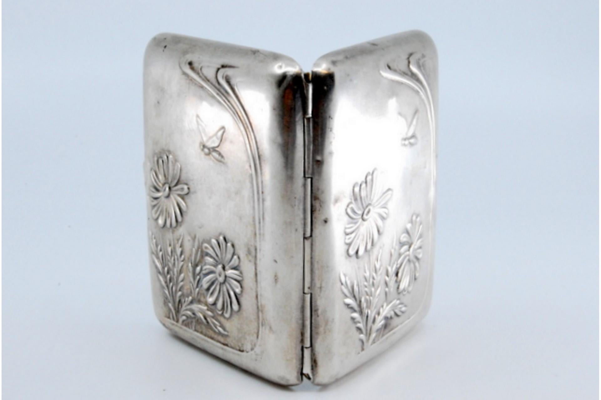 Art Nouveau silver case with embossed floral motifs and hinged lid in vendita 1