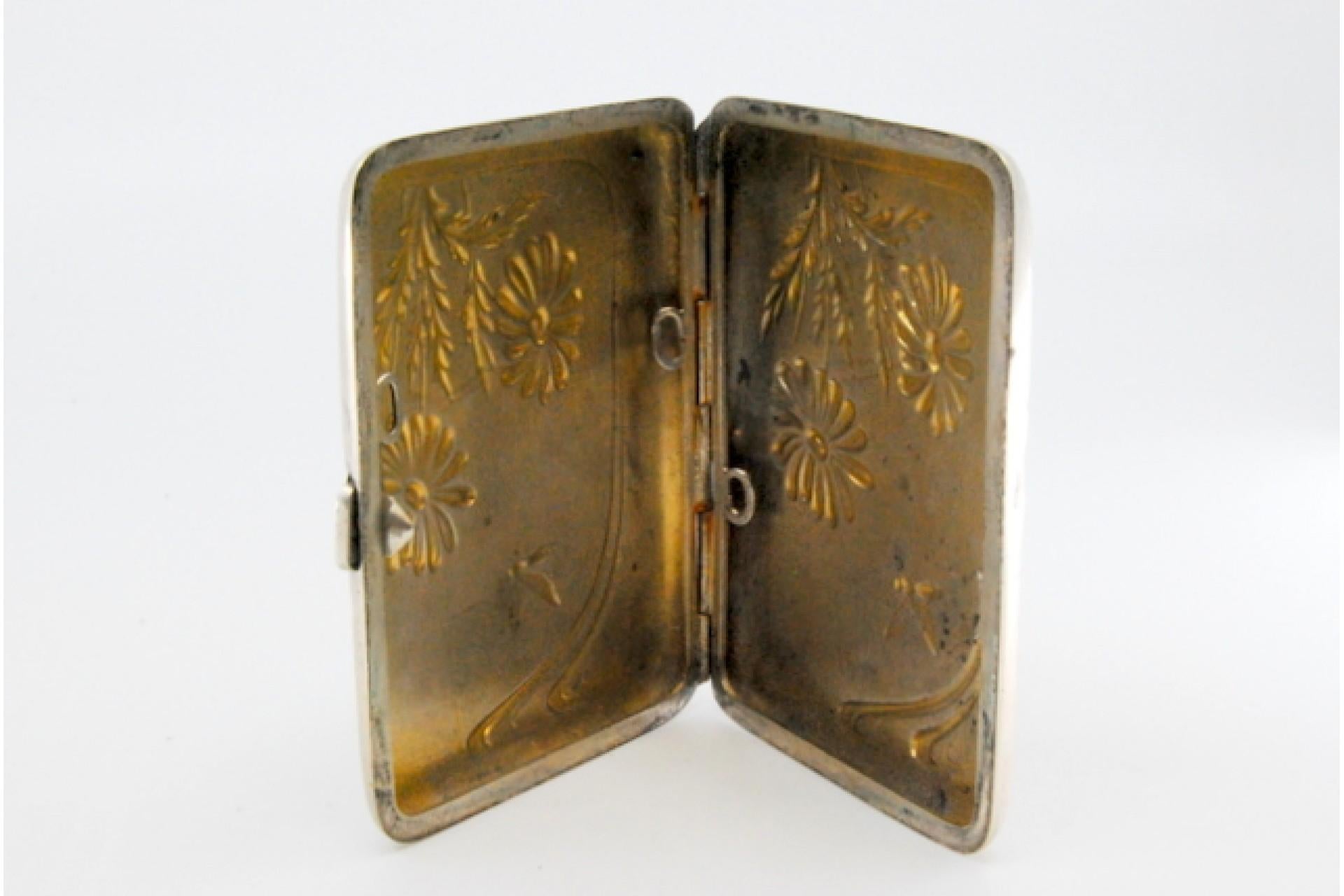 Art Nouveau silver case with embossed floral motifs and hinged lid in vendita 2