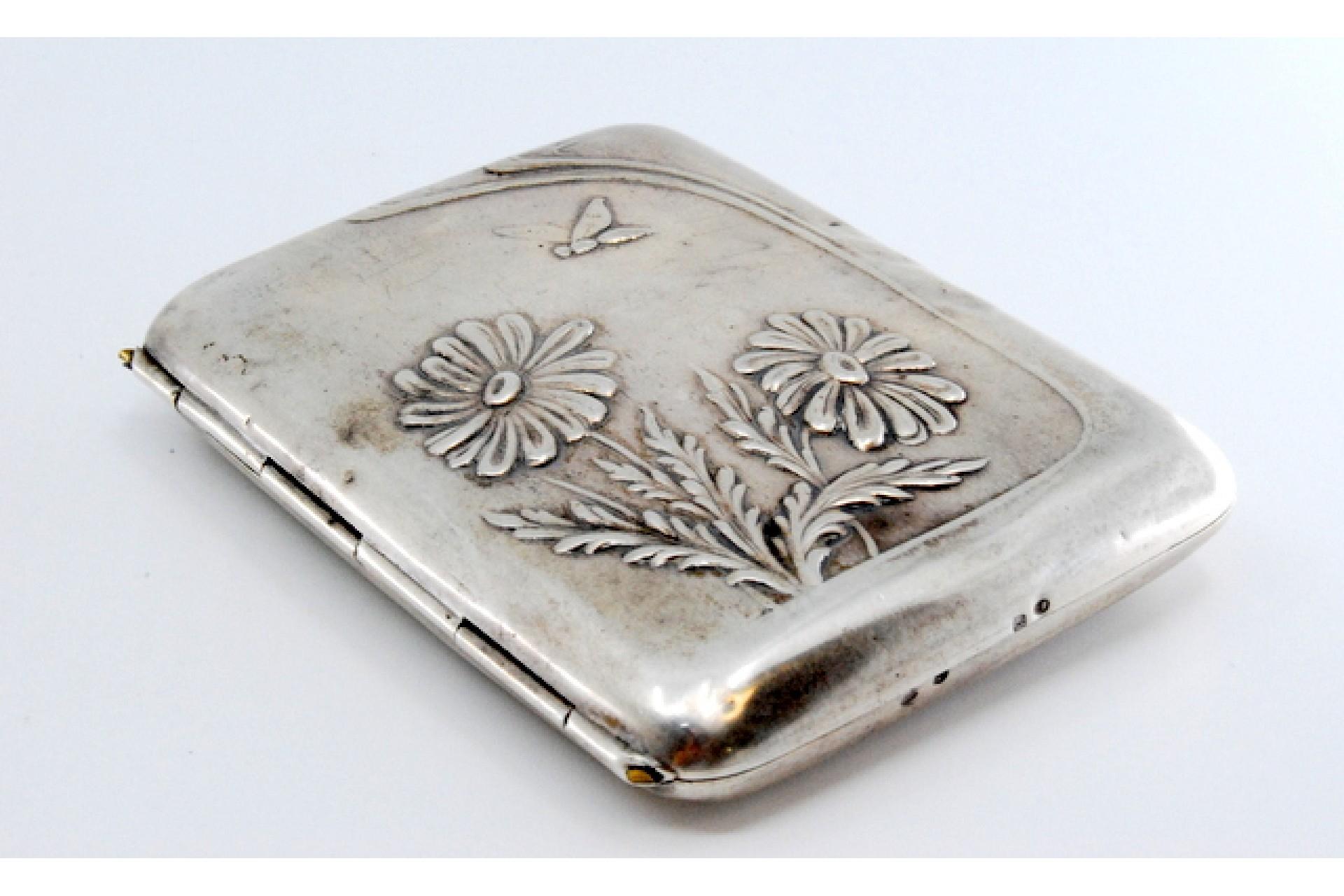 Art Nouveau silver case with embossed floral motifs and hinged lid in vendita 3