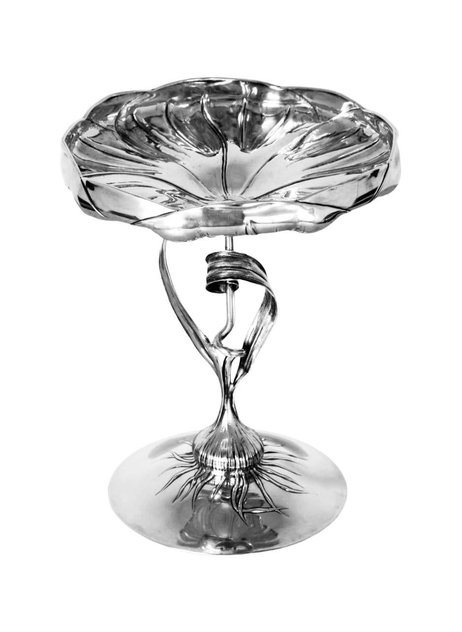 Dieser stilvolle und schöne Tafelaufsatz wurde um 1900 in Deutschland hergestellt. Es ist ein wunderschönes Beispiel für den Jugendstil, und die organische Form sorgt dafür, dass es wie eine interessante Skulptur aus jedem Blickwinkel anders