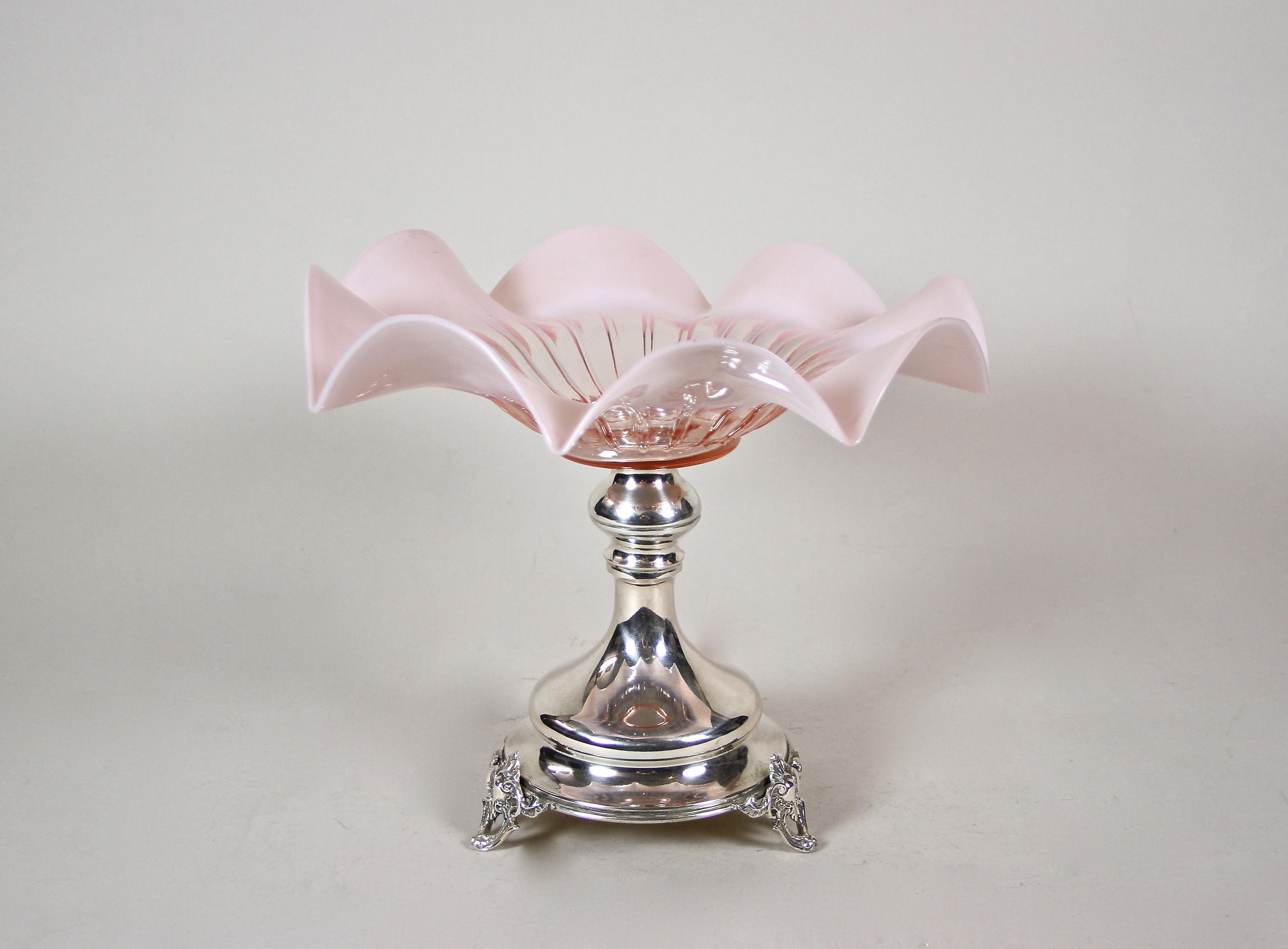 Art Nouveau Silver Centerpiece with Ruffled Pink Glass Bowl, Austria, ca. 1900 In Good Condition In Lichtenberg, AT